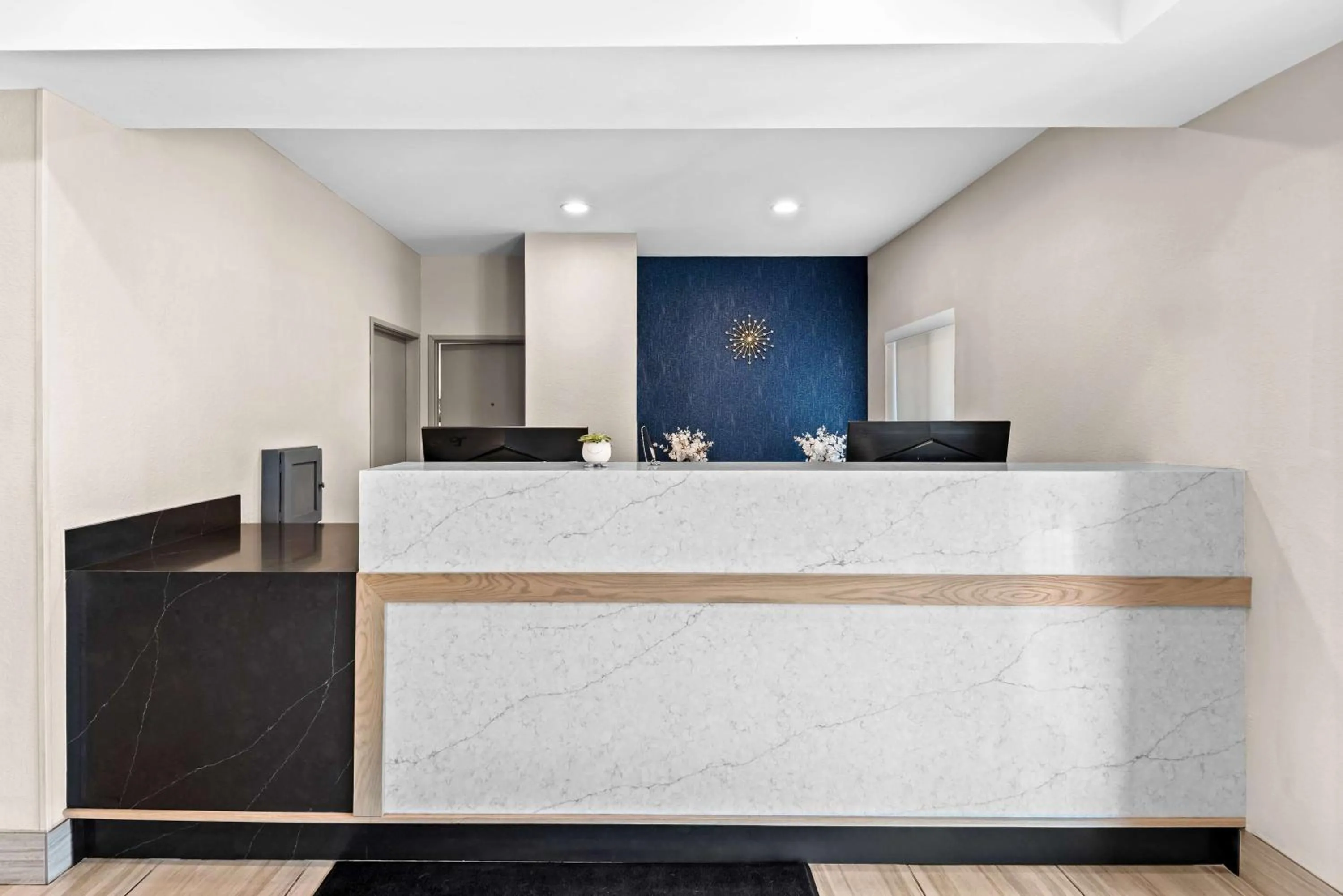 Lobby or reception in Best Western Ottumwa Inn & Suites