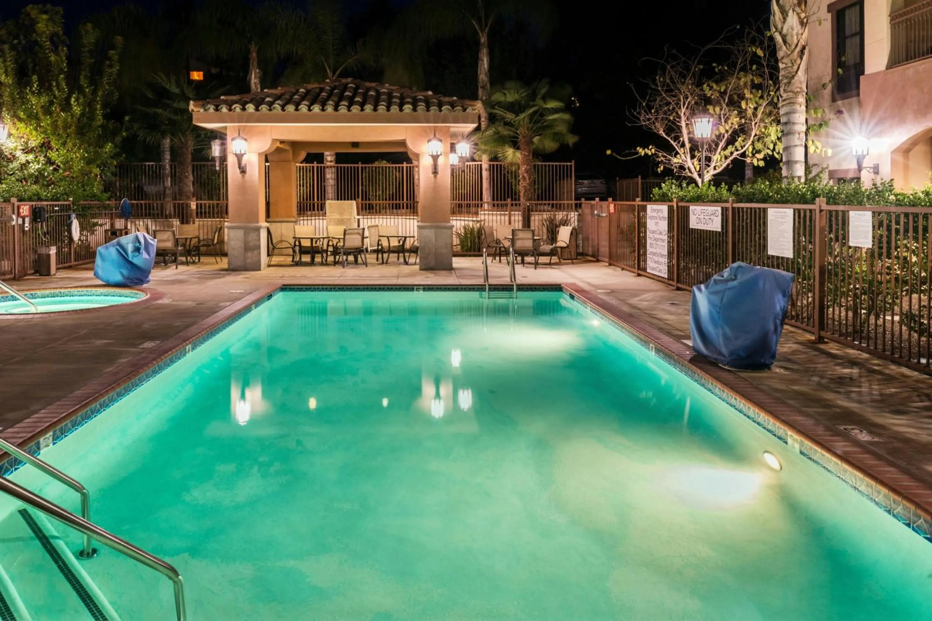 Swimming pool in Courtyard by Marriott Thousand Oaks Ventura County