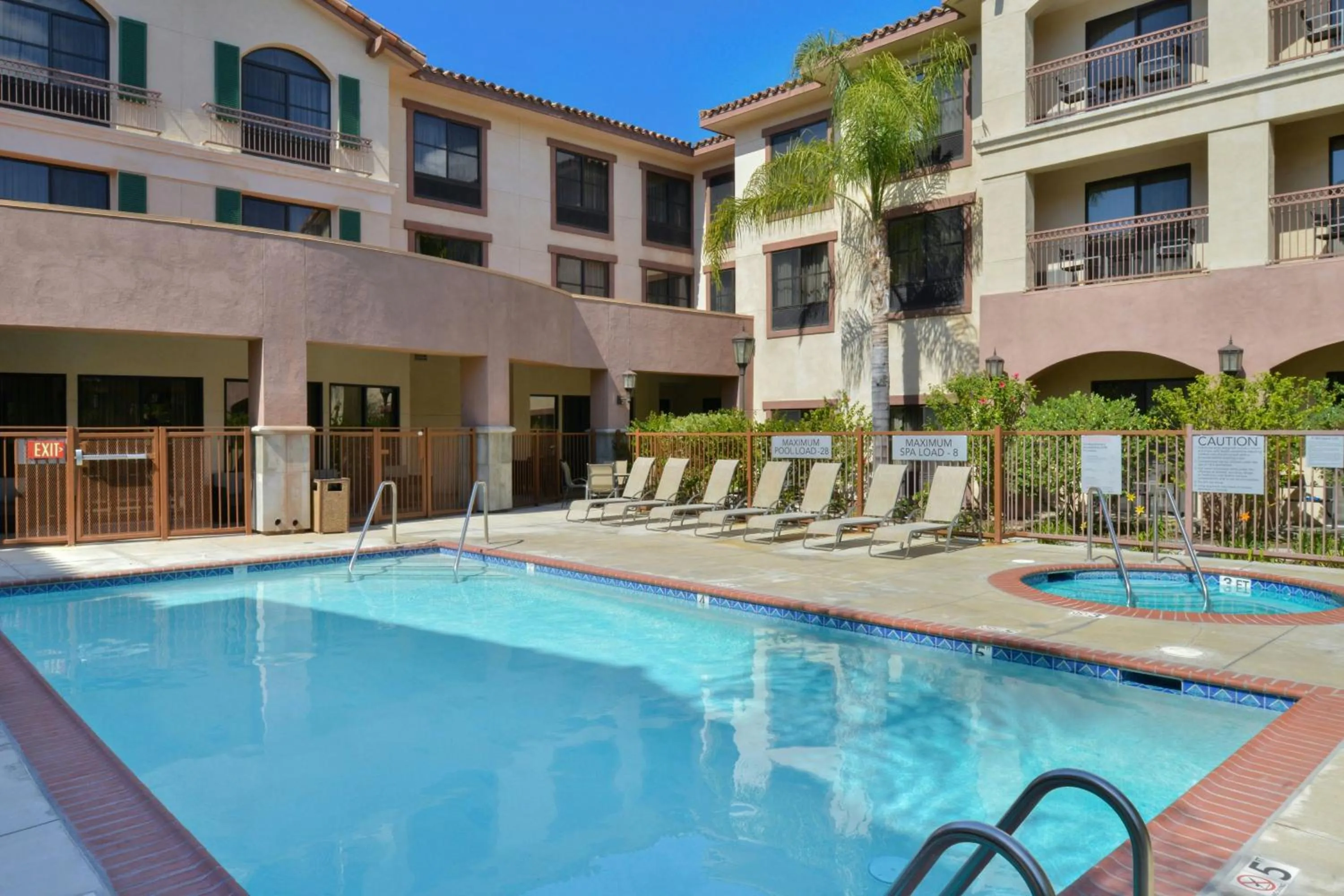 Swimming pool in Courtyard by Marriott Thousand Oaks Ventura County