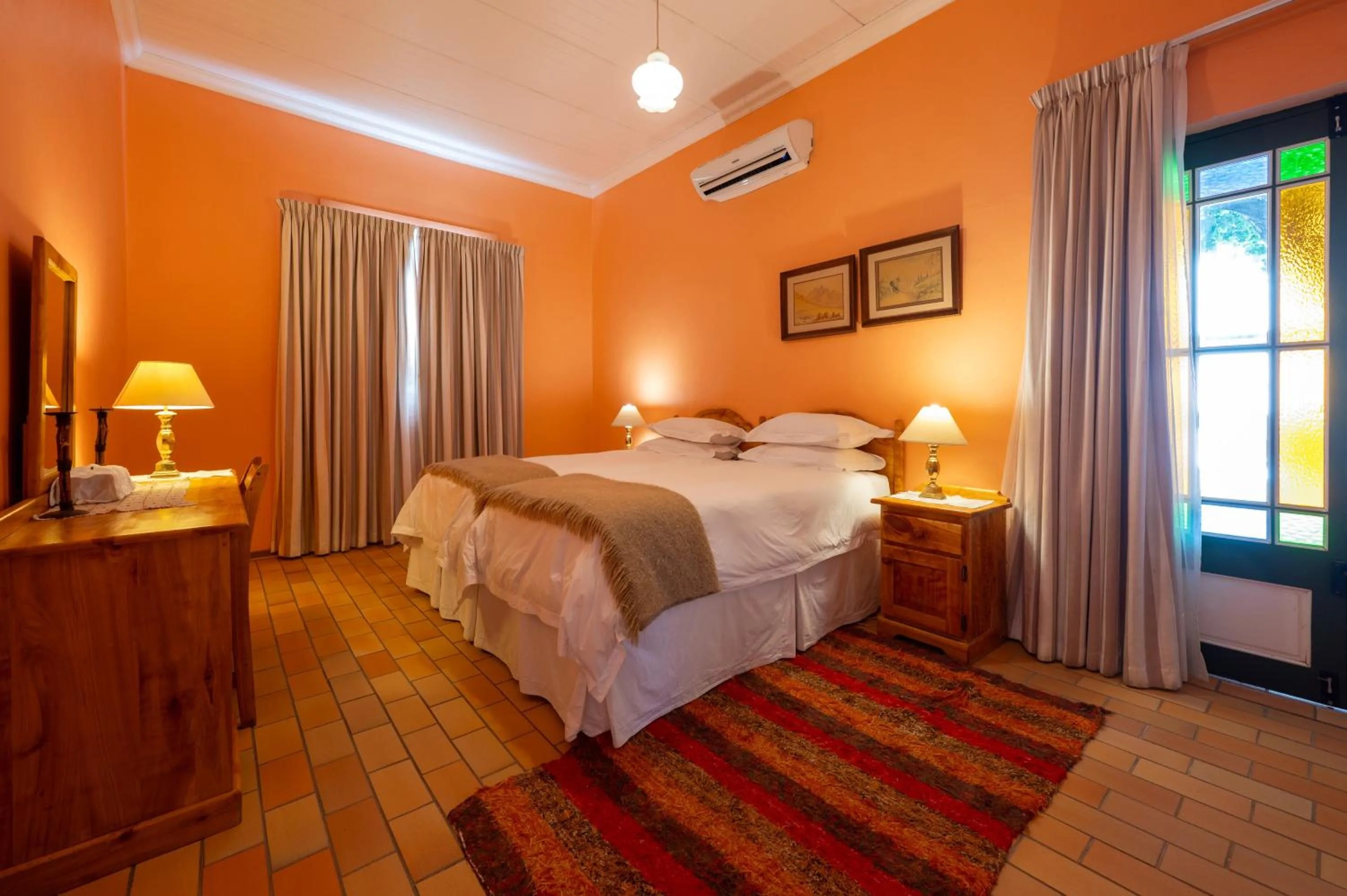 Photo of the whole room, Bed in Toverberg Guest Houses