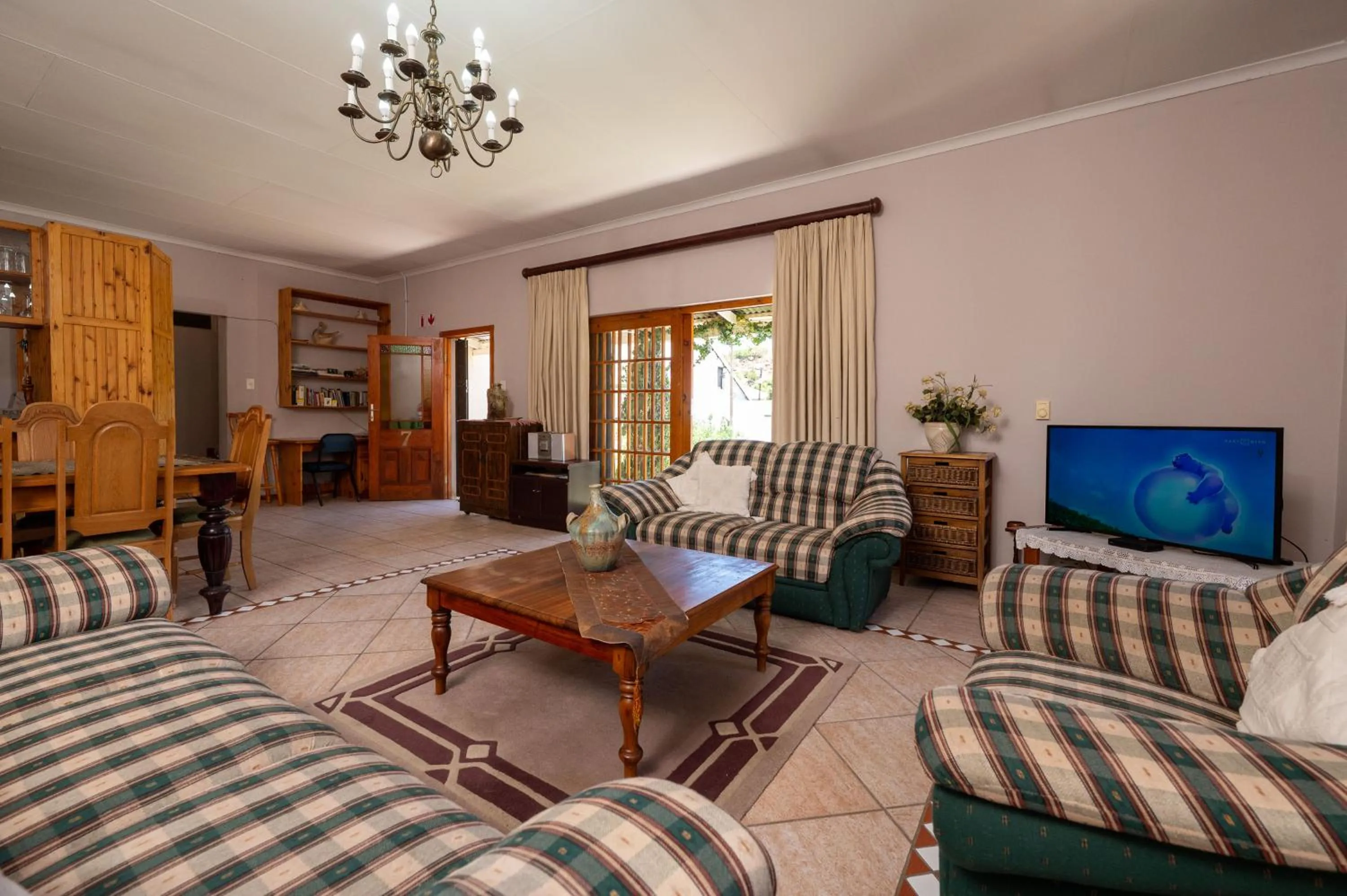 Communal lounge/ TV room in Toverberg Guest Houses