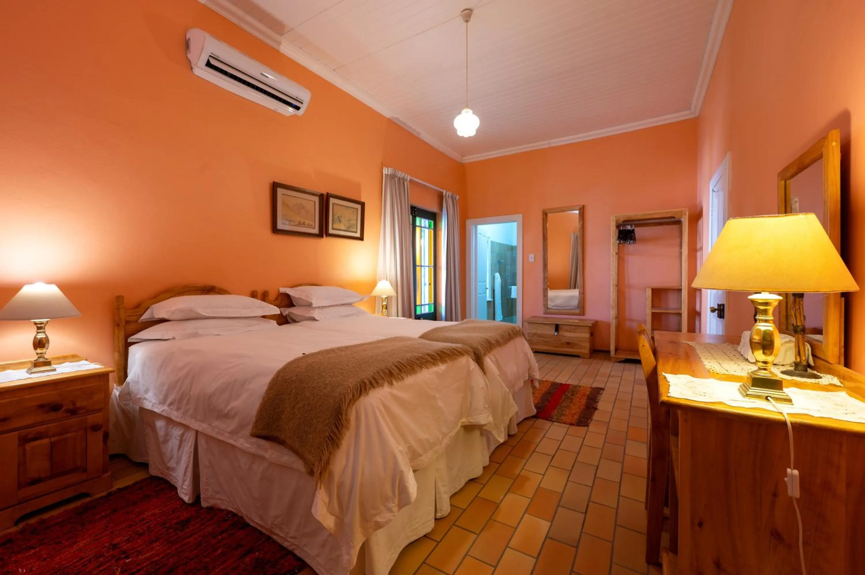 Photo of the whole room, Bed in Toverberg Guest Houses