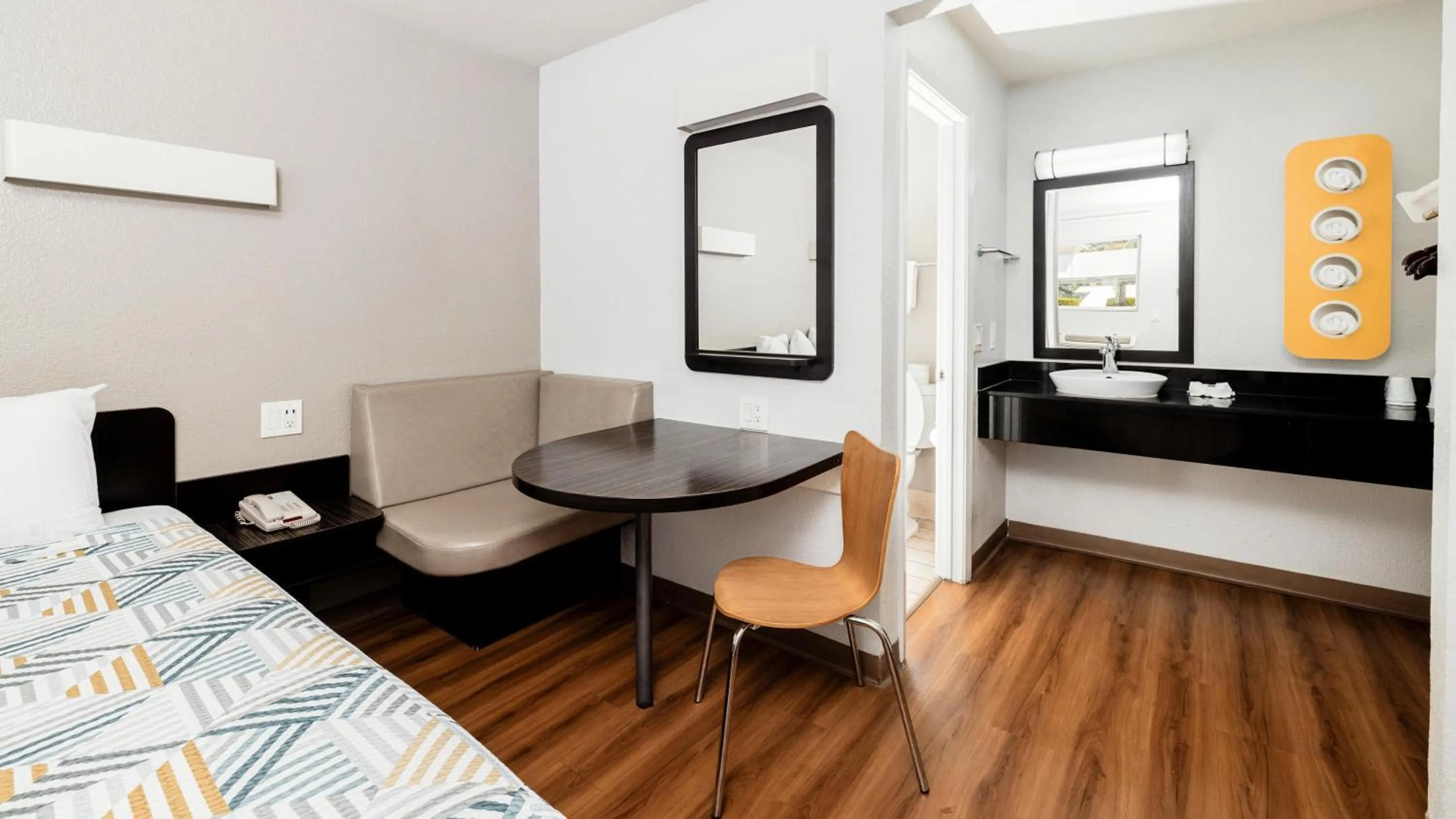 Bedroom, Bed in Motel 6 Ontario, CA - Airport