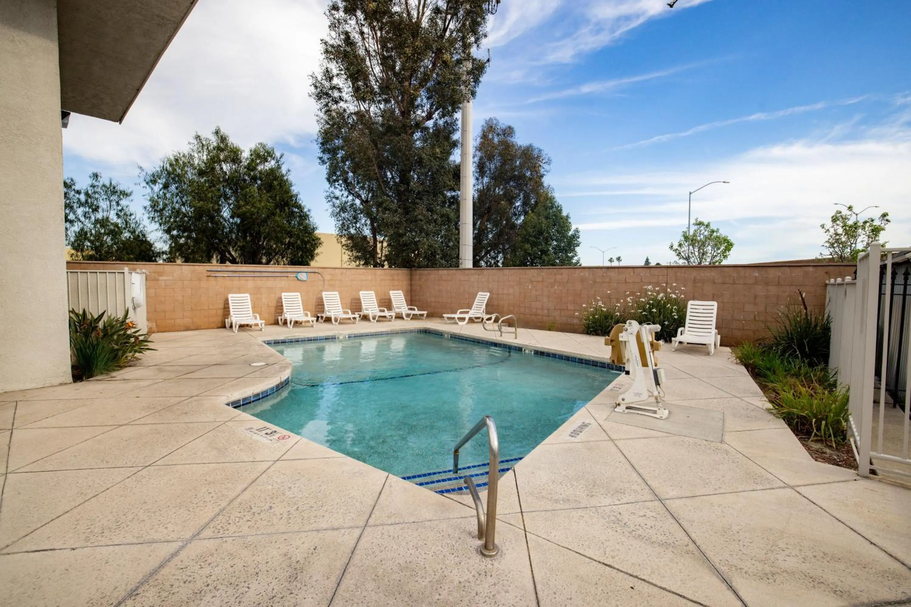 Swimming pool in Motel 6 Ontario, CA - Airport