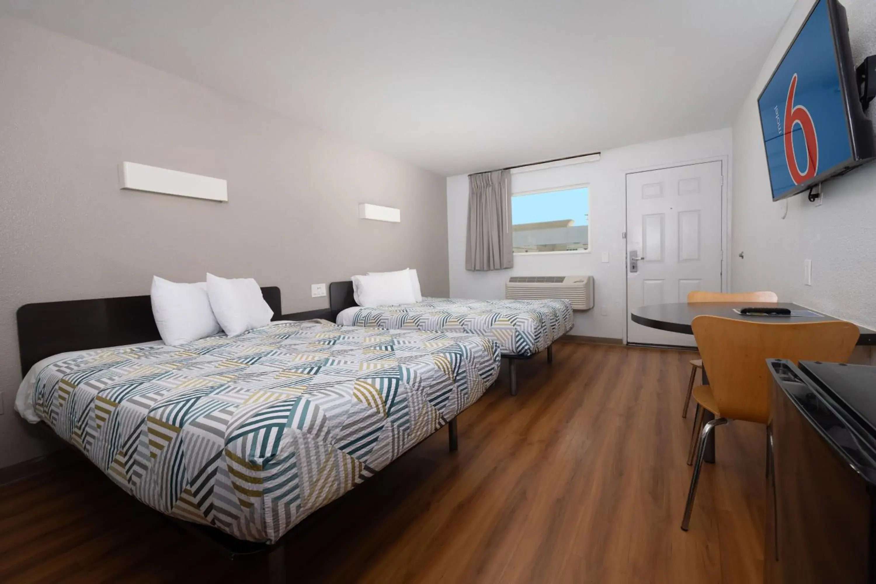 Quadruple Room in Motel 6 Ontario, CA - Airport Quadruple Room in Motel 6 Ontario, CA - Airport