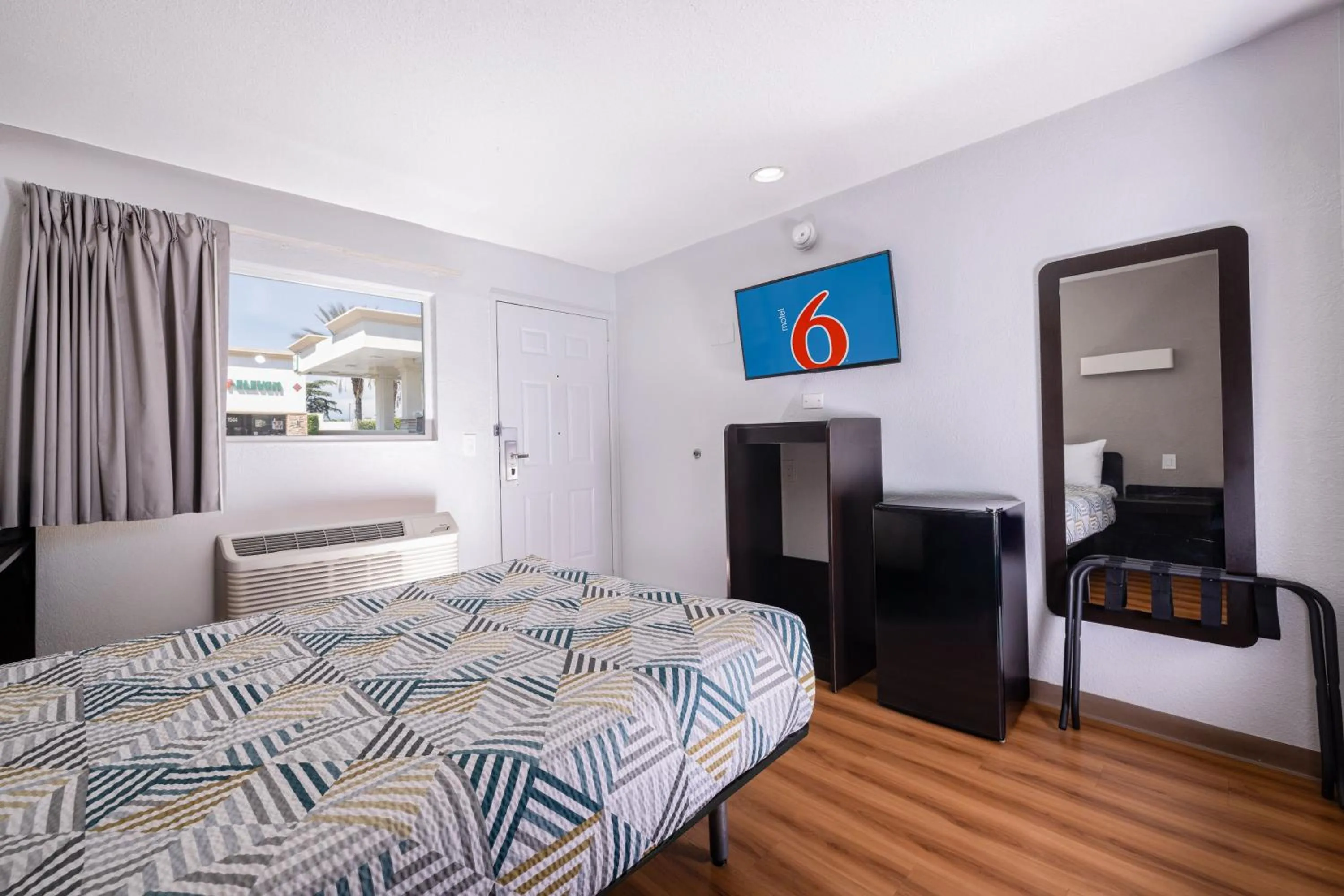 Bedroom, Bed in Motel 6 Ontario, CA - Airport