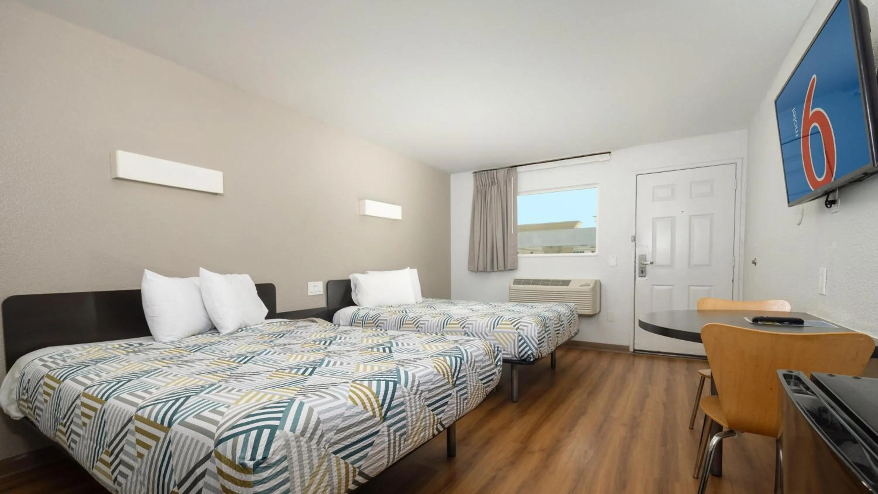 Bedroom, Bed in Motel 6 Ontario, CA - Airport