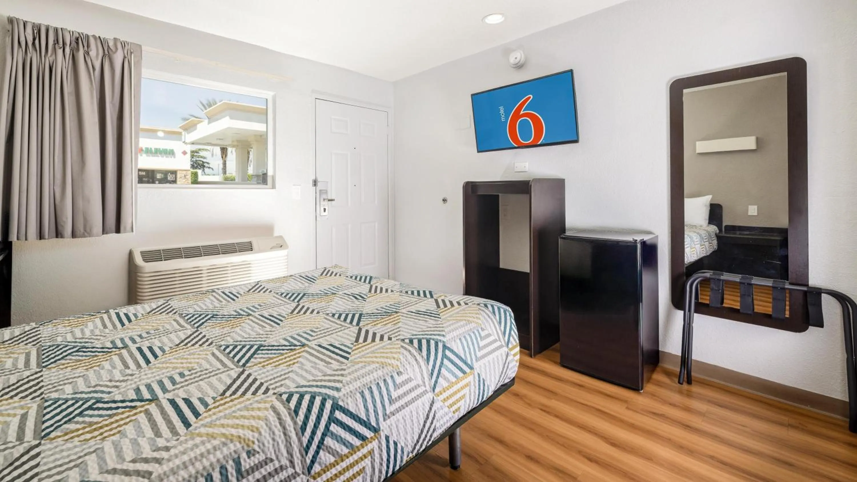 Bedroom, Bed in Motel 6 Ontario, CA - Airport