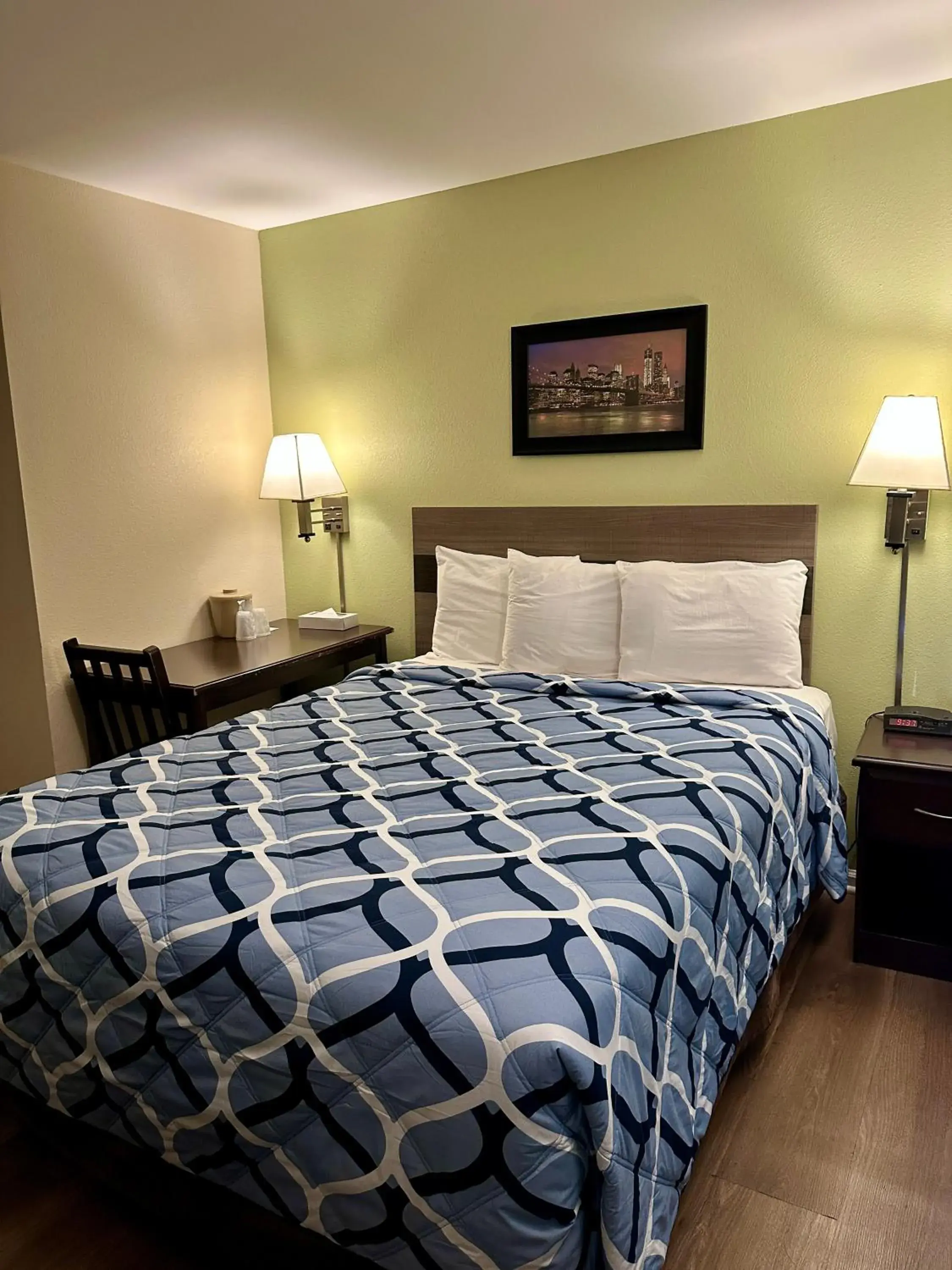 Small Single Room - single occupancy in Sea Girt Lodge Small Single Room - single occupancy in Sea Girt Lodge