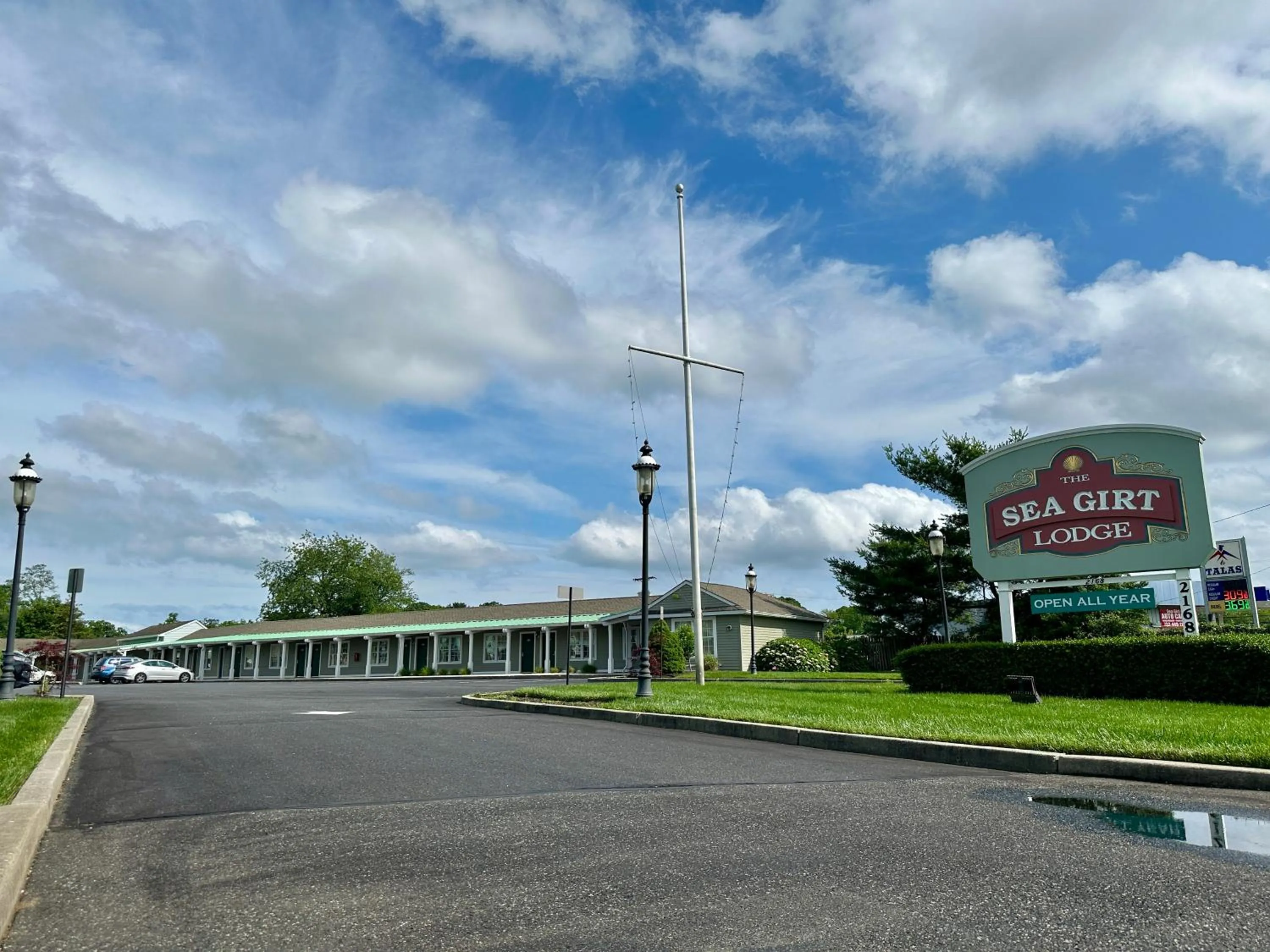 Facade/entrance in Sea Girt Lodge