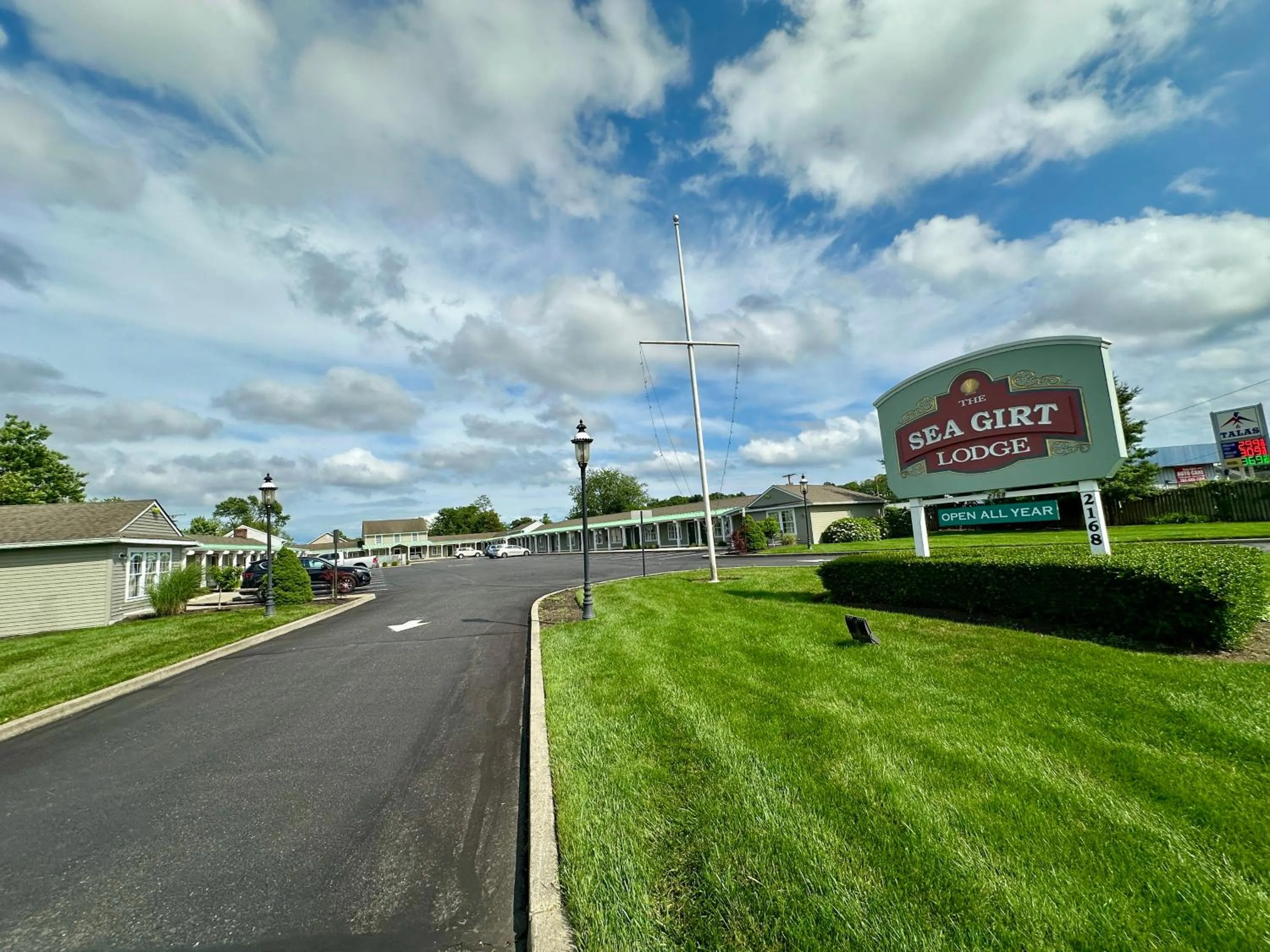 Facade/entrance in Sea Girt Lodge