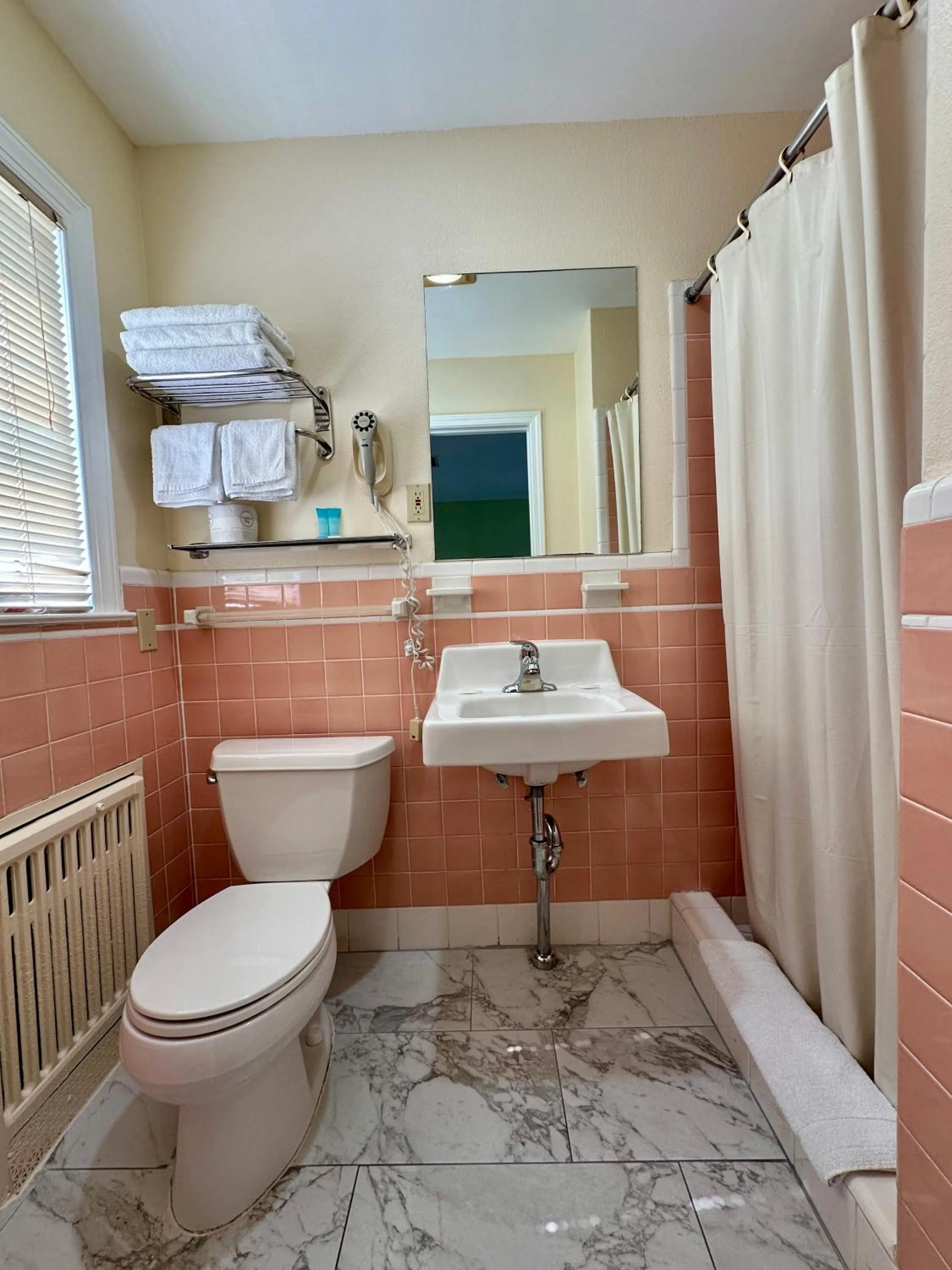 Toilet in Sea Girt Lodge