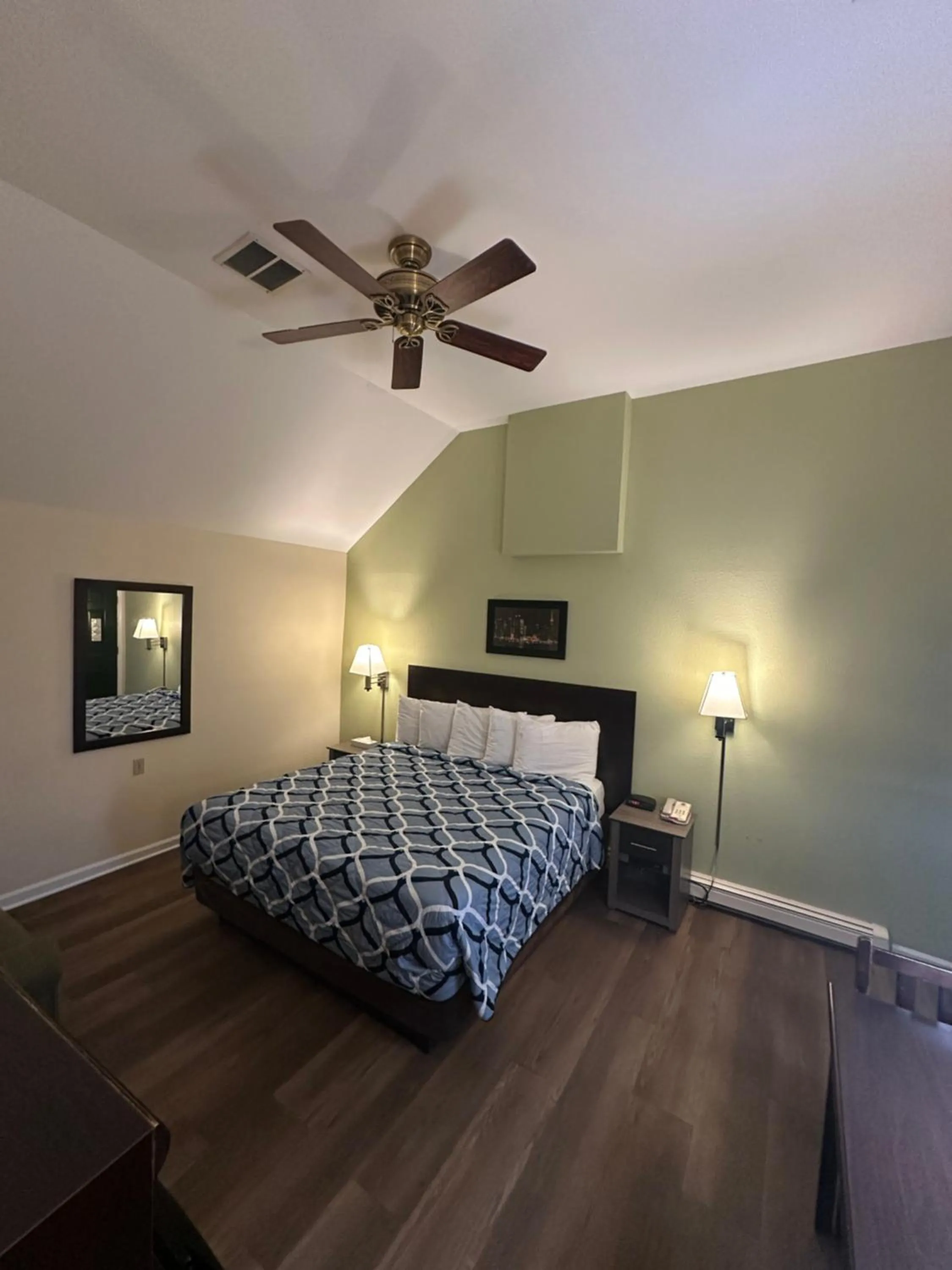 Bed in Sea Girt Lodge