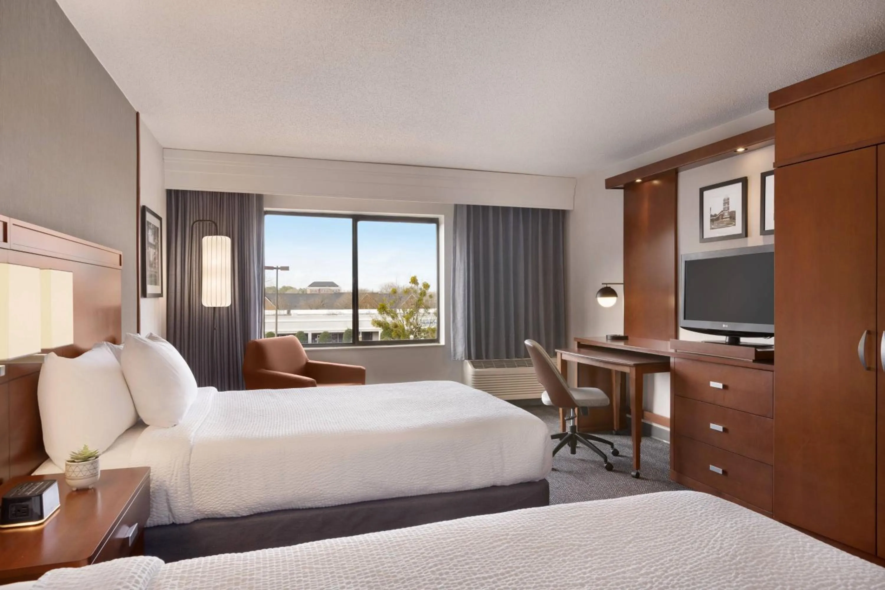 Photo of the whole room, Bed in Courtyard Greenville