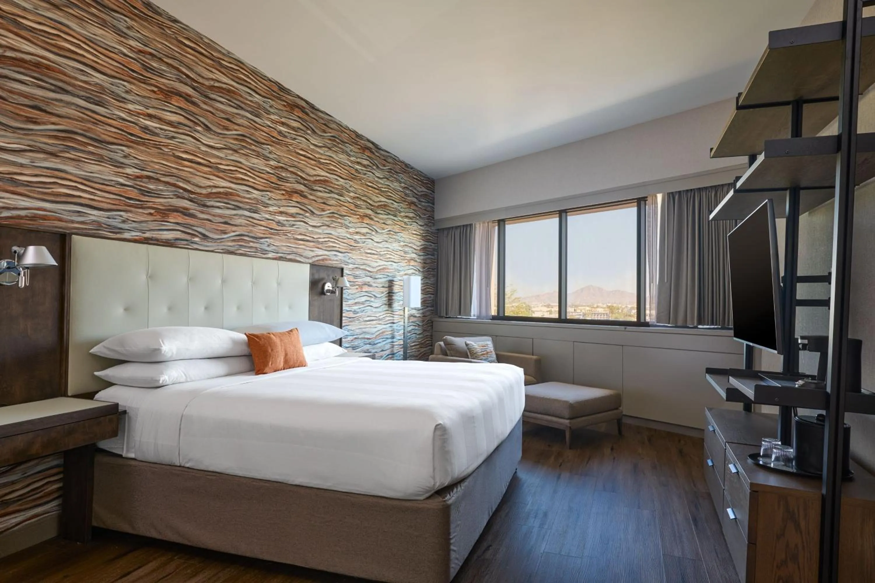 Photo of the whole room, Bed in Phoenix Marriott Resort Tempe at The Buttes
