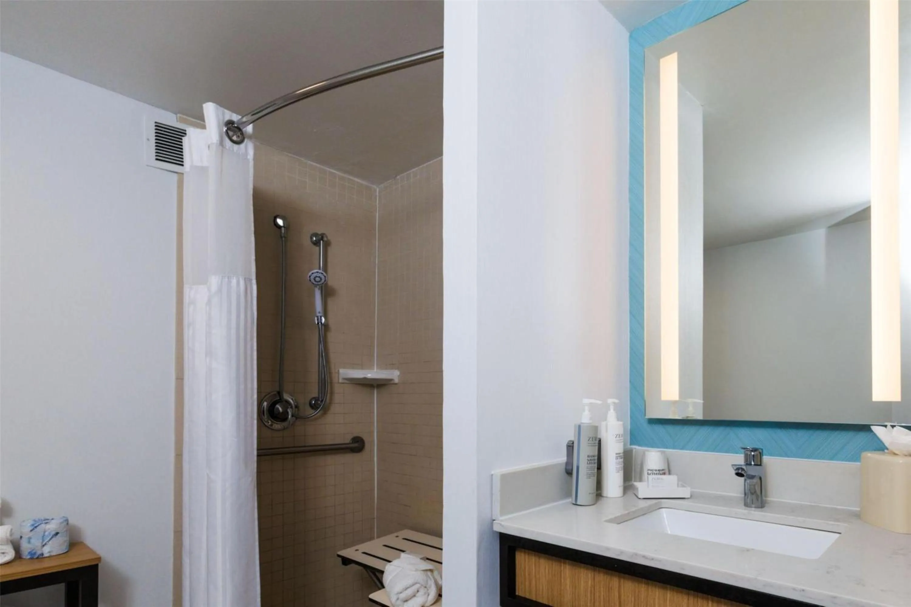 Bathroom in Hilton Garden Inn New York/Staten Island