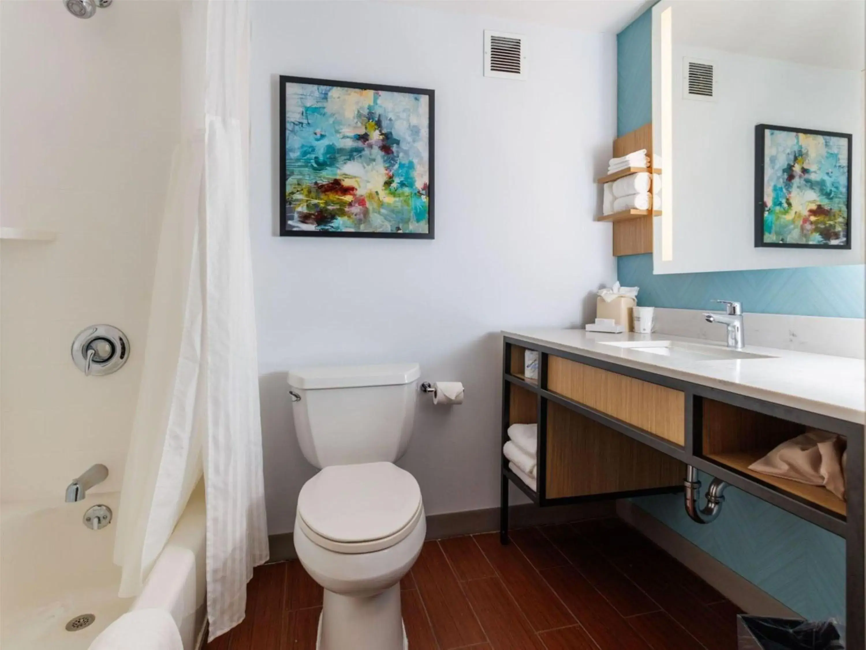 Double Room with Bath Tub - Mobility/Hearing Accessible in Hilton Garden Inn New York/Staten Island Double Room with Bath Tub - Mobility/Hearing Accessible in Hilton Garden Inn New York/Staten Island