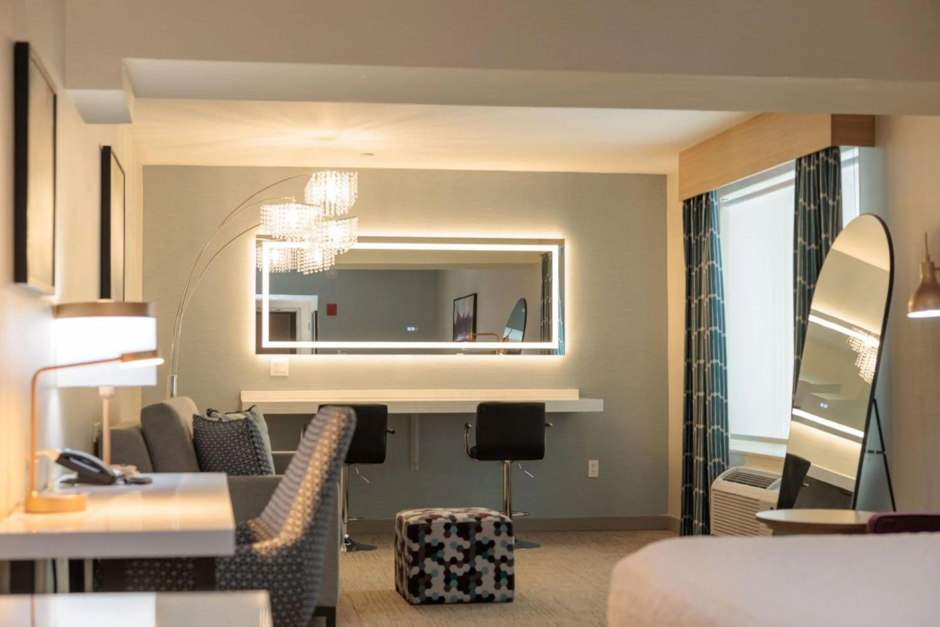 Bedroom, Bed in Hilton Garden Inn New York/Staten Island