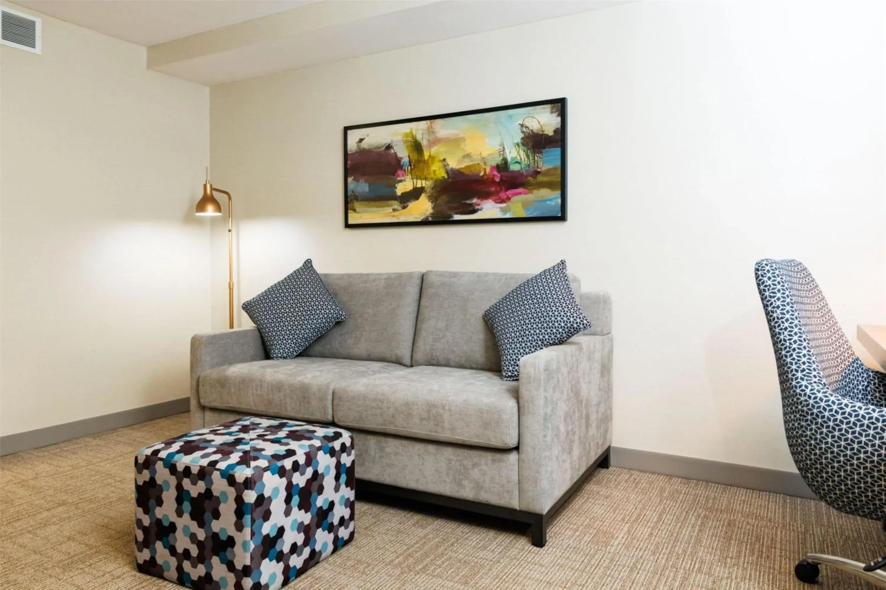 Living room in Hilton Garden Inn New York/Staten Island Living room in Hilton Garden Inn New York/Staten Island