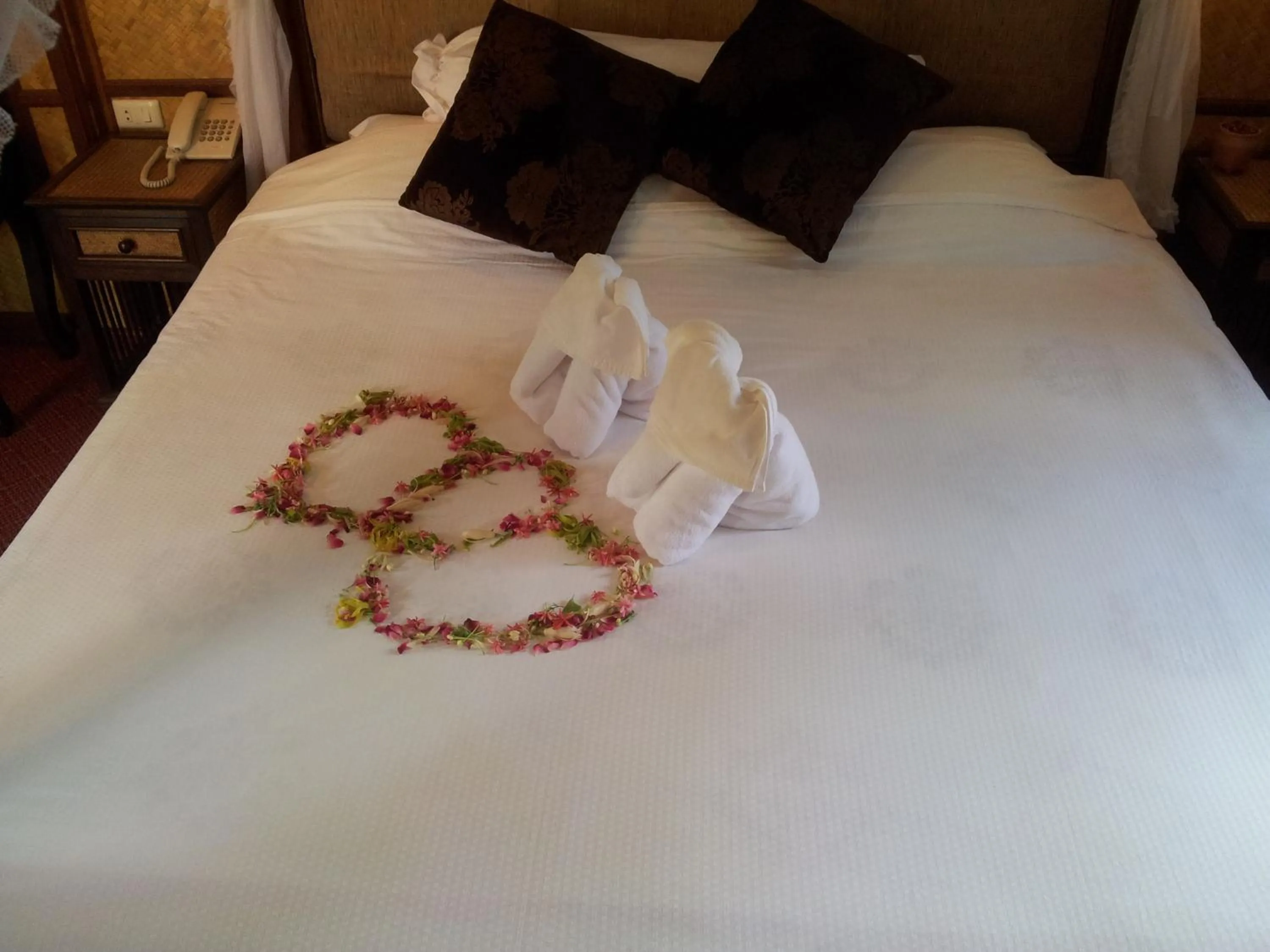 Bed in Viang Yonok Hotel, Restaurant, Sports Club