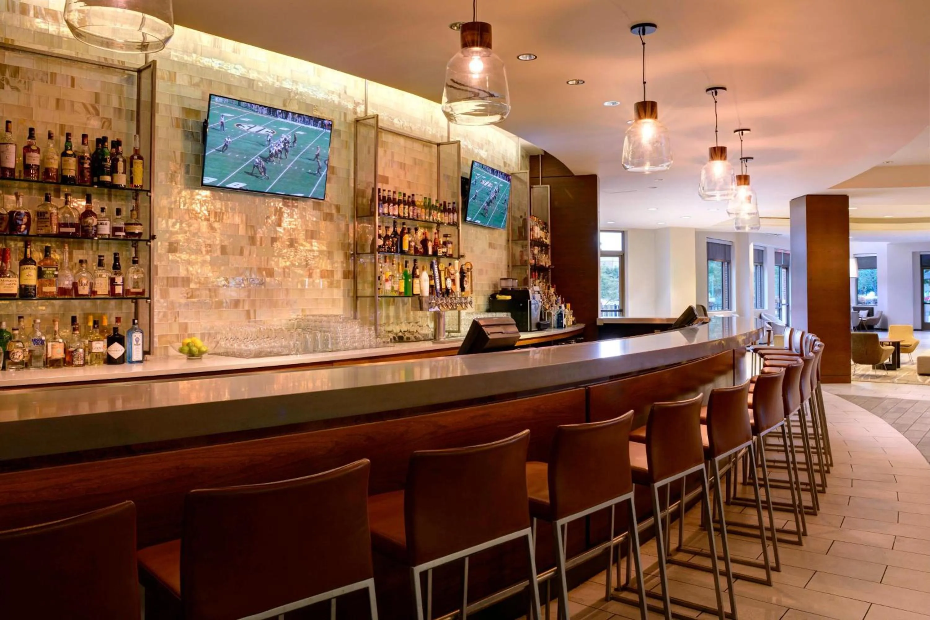 Lounge or bar in Newport News Marriott at City Center