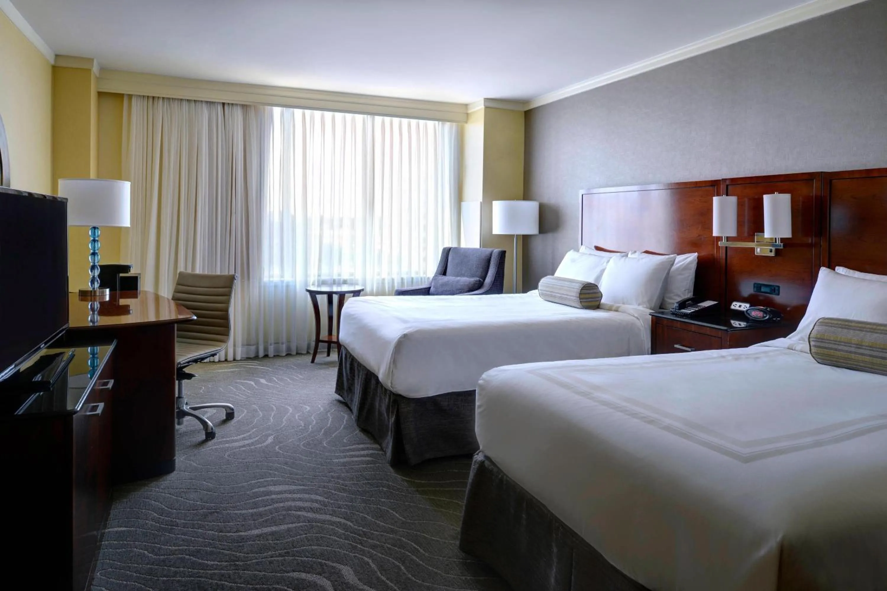 Photo of the whole room, Bed in Newport News Marriott at City Center