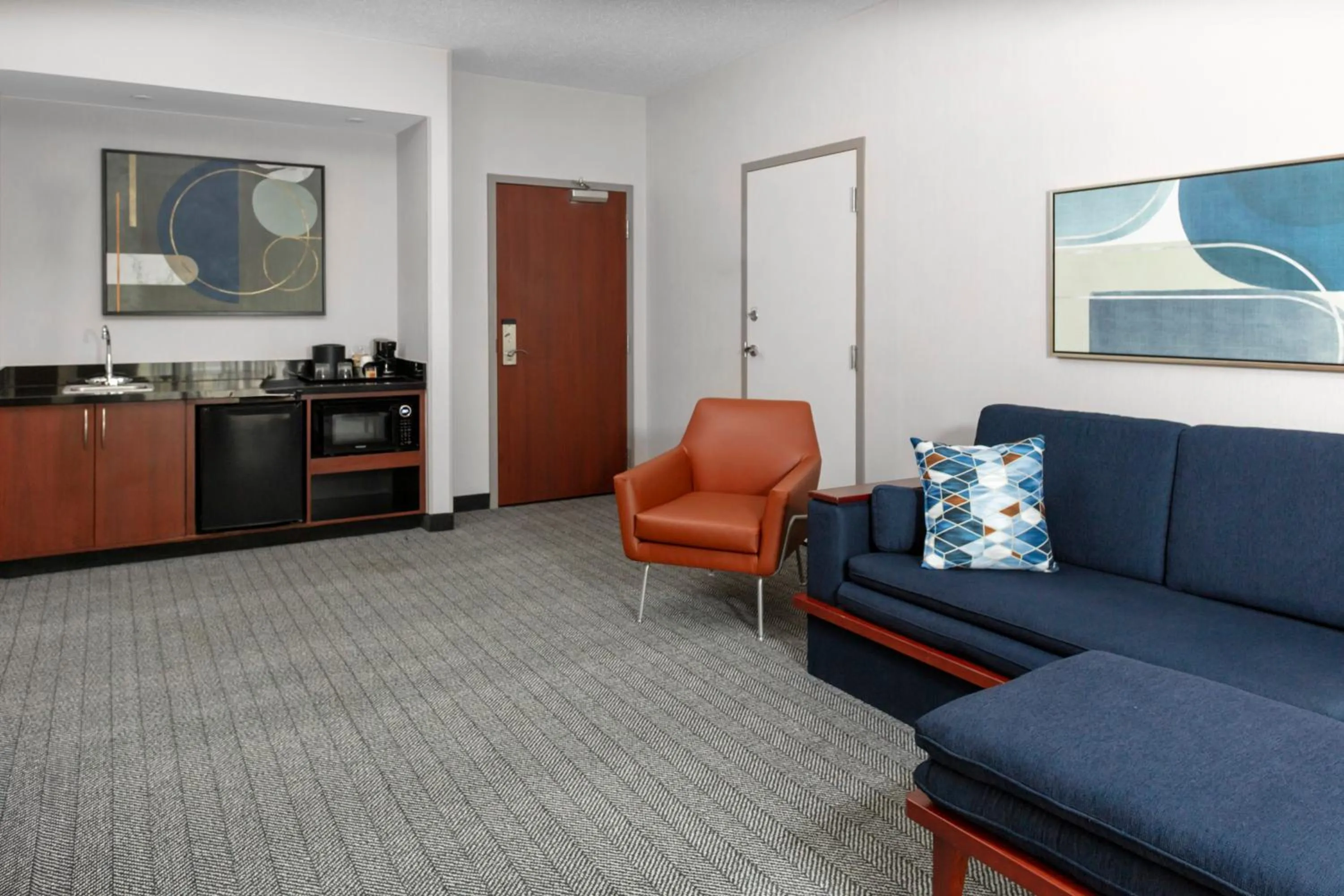 Photo of the whole room in Courtyard Pittsburgh Greensburg