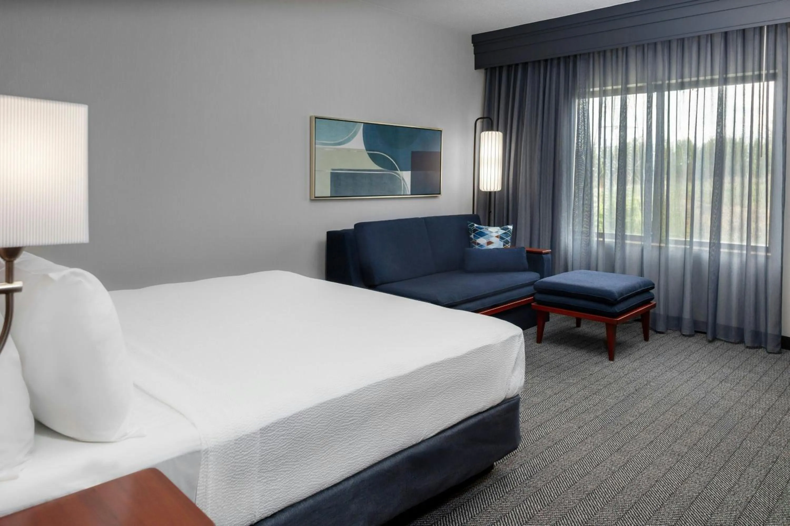 Photo of the whole room, Bed in Courtyard Pittsburgh Greensburg