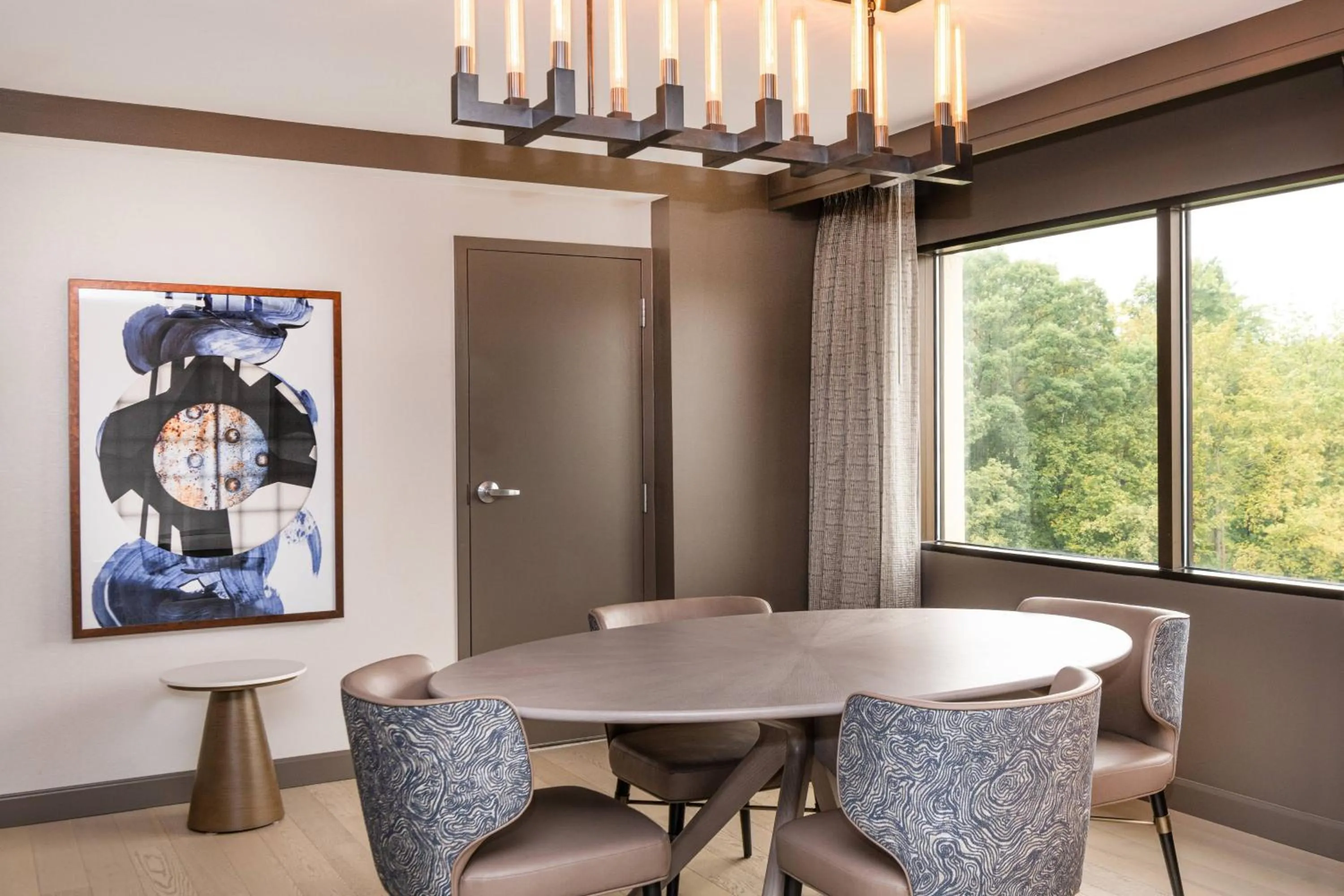 Photo of the whole room in Pittsburgh Airport Marriott