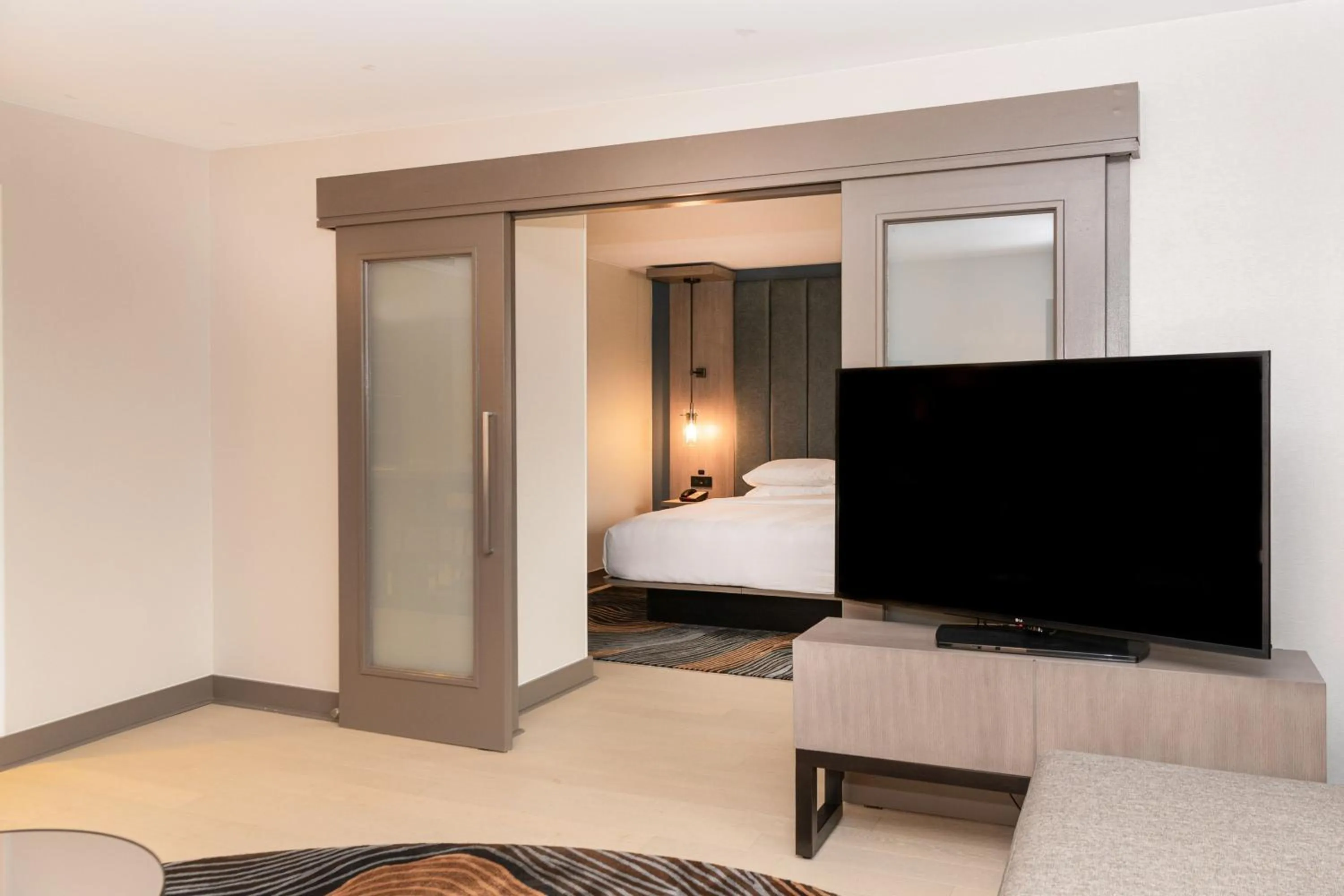 Photo of the whole room, Bed in Pittsburgh Airport Marriott