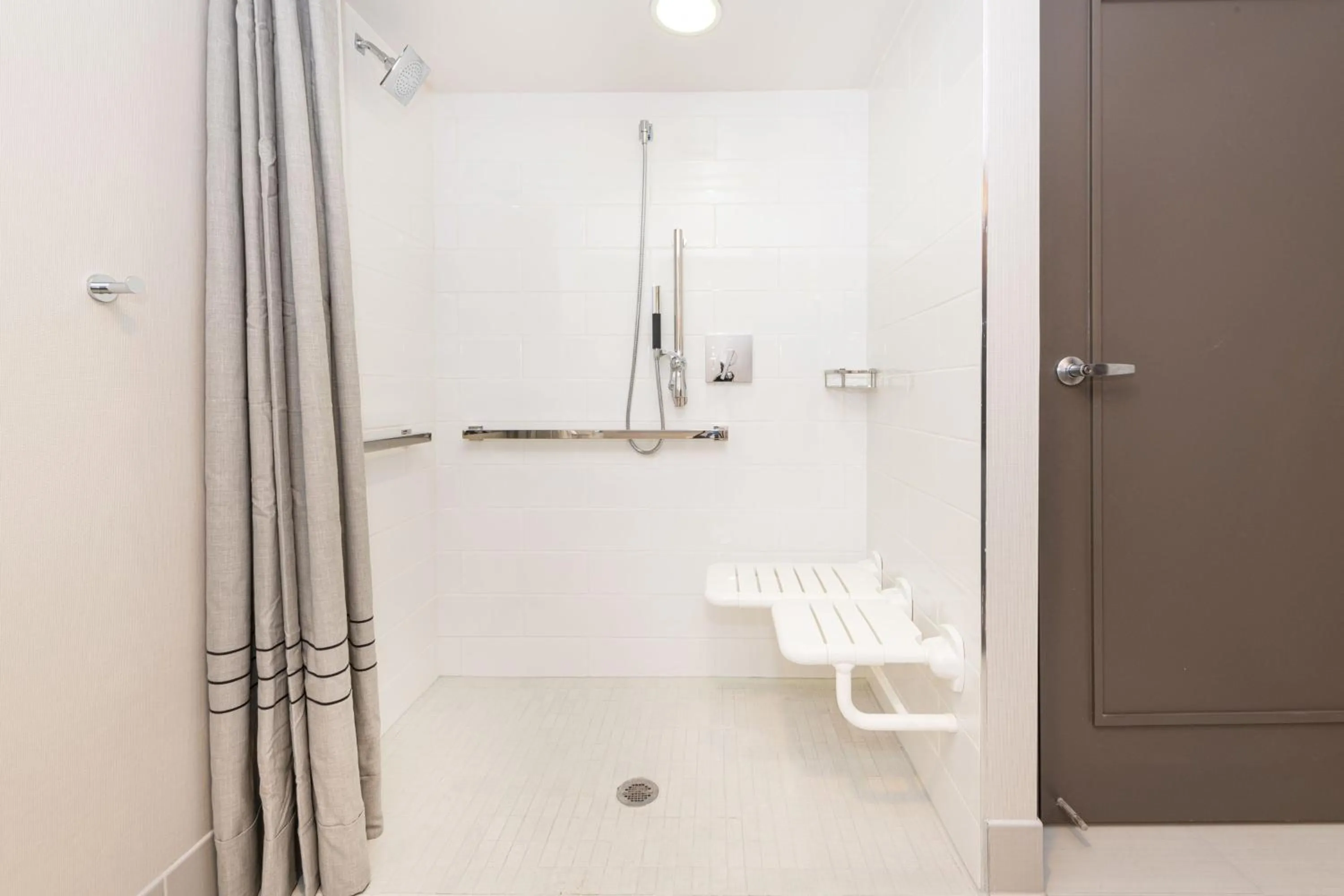 Bathroom in Pittsburgh Airport Marriott