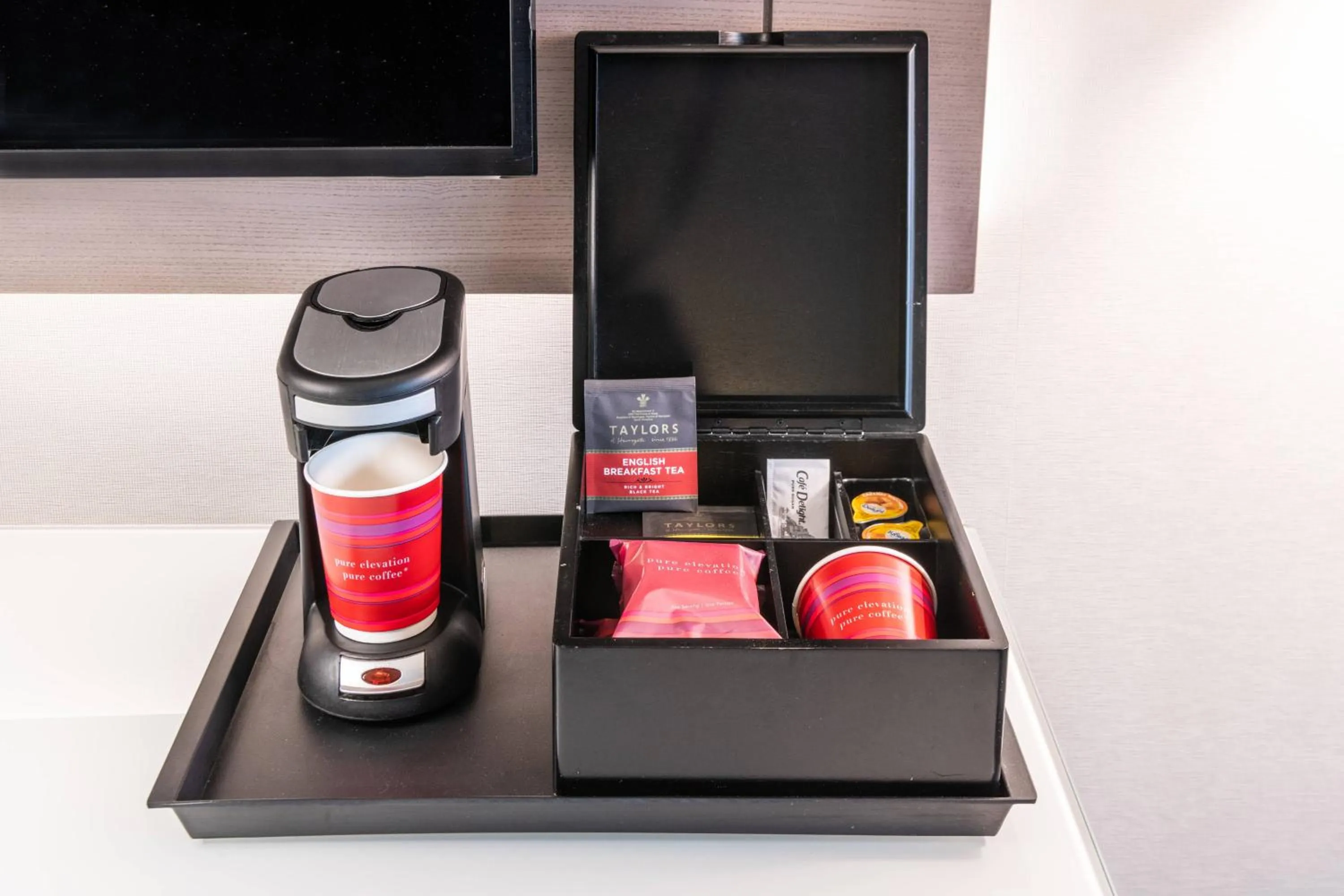 Bedroom in Pittsburgh Airport Marriott