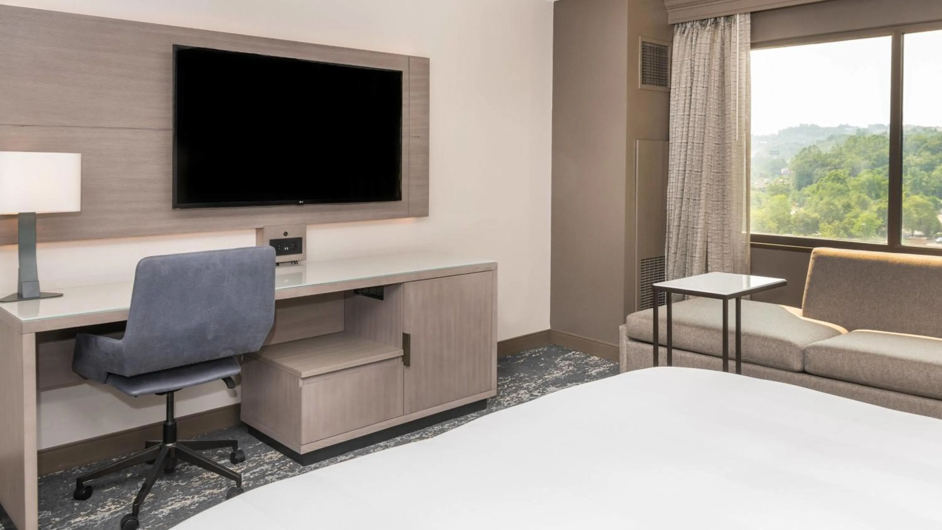 TV and multimedia, Bed in Pittsburgh Airport Marriott