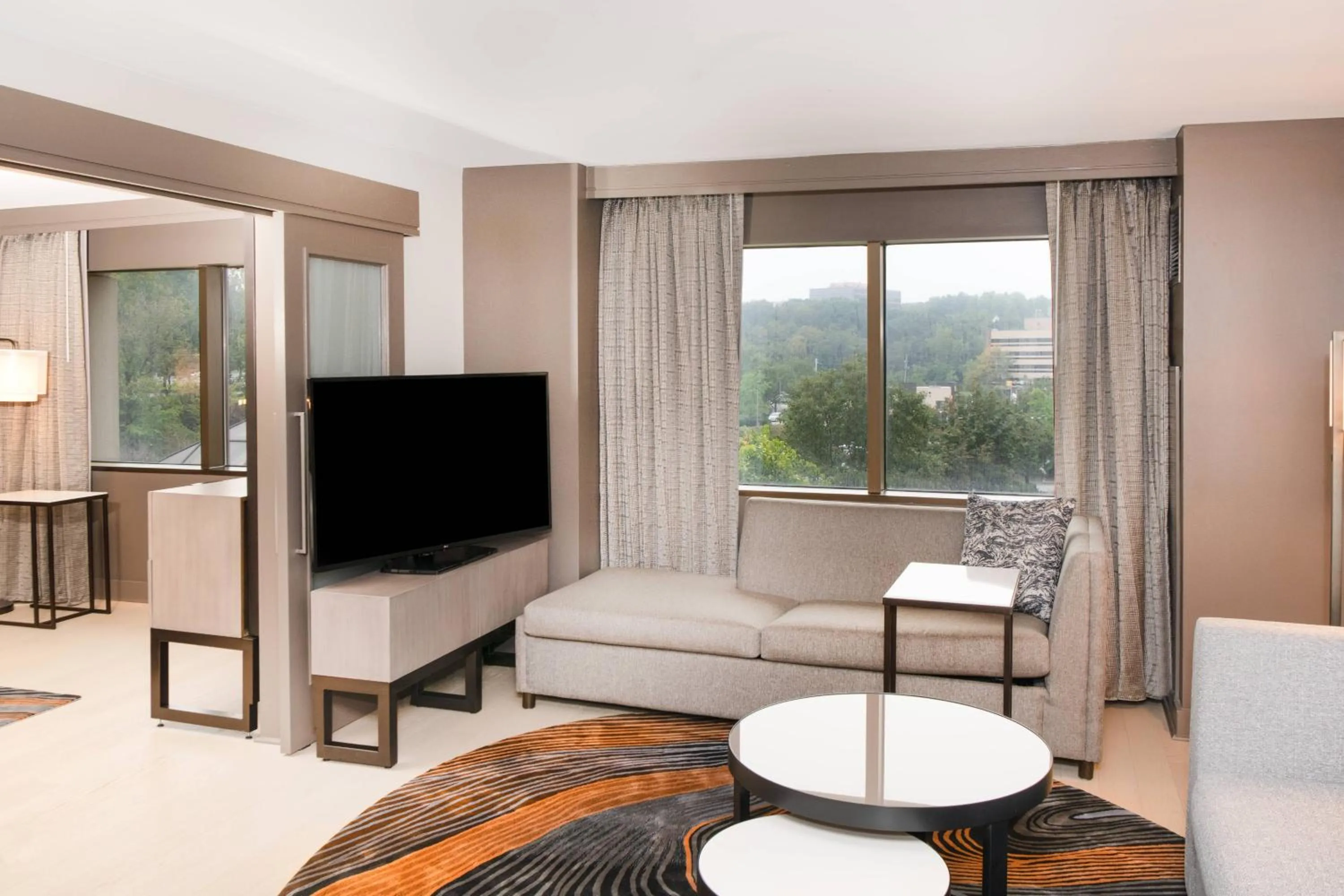 Living room in Pittsburgh Airport Marriott
