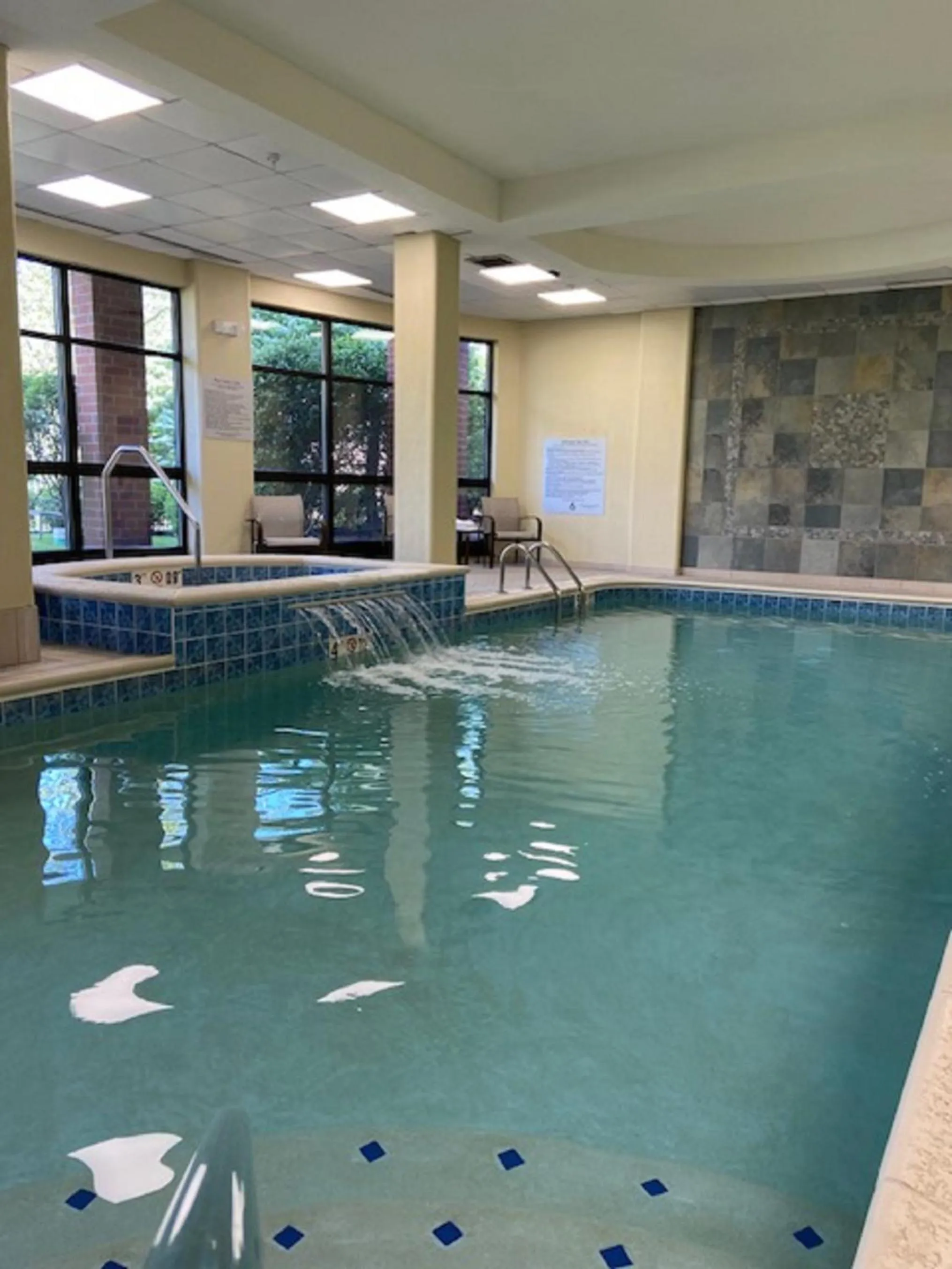 Swimming pool in Courtyard by Marriott Pittsburgh West Homestead Waterfront