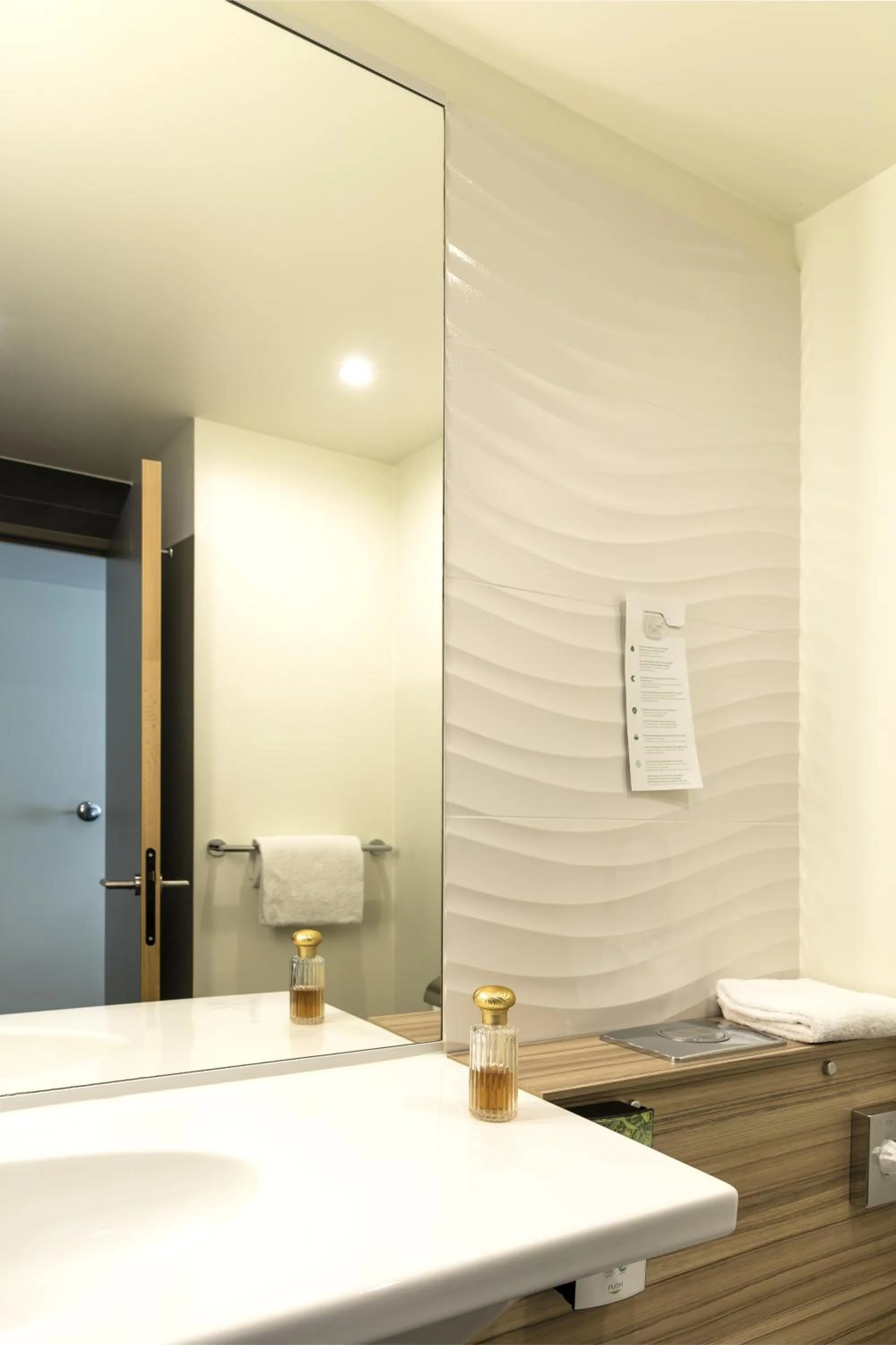 Bathroom in Campanile Le Mans Centre - Gare