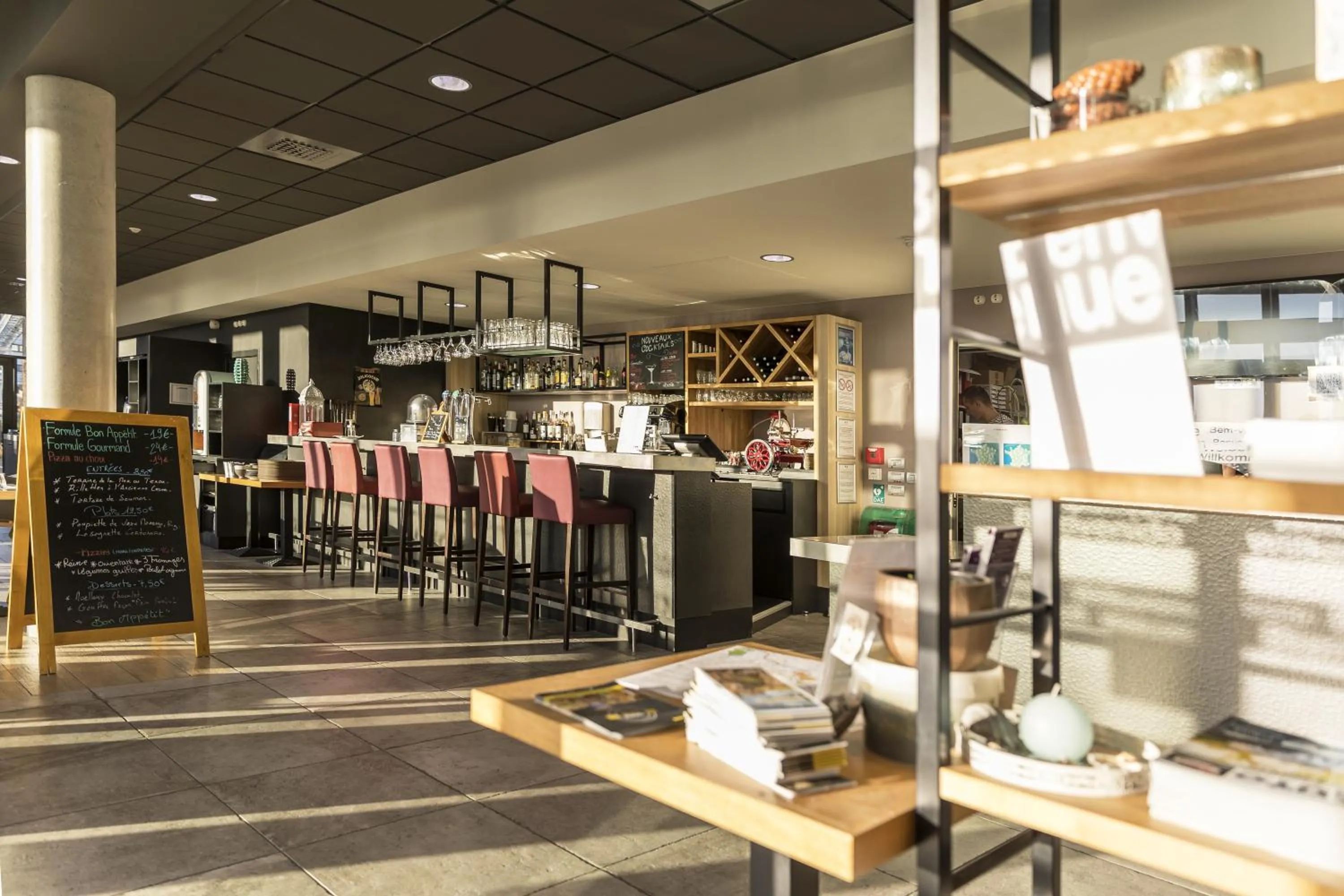 Lounge or bar in Campanile Le Mans Centre - Gare