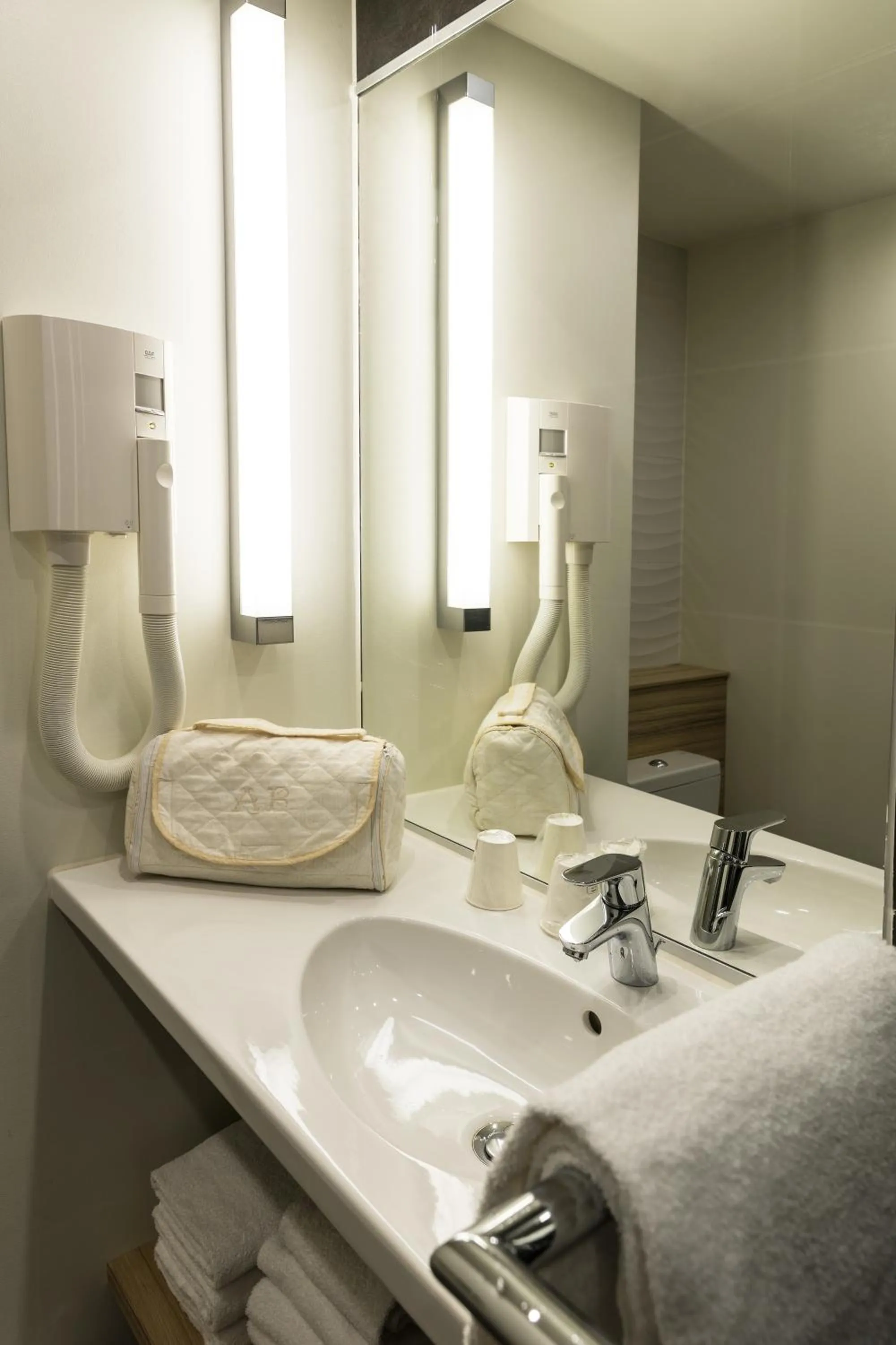 Bathroom in Campanile Le Mans Centre - Gare