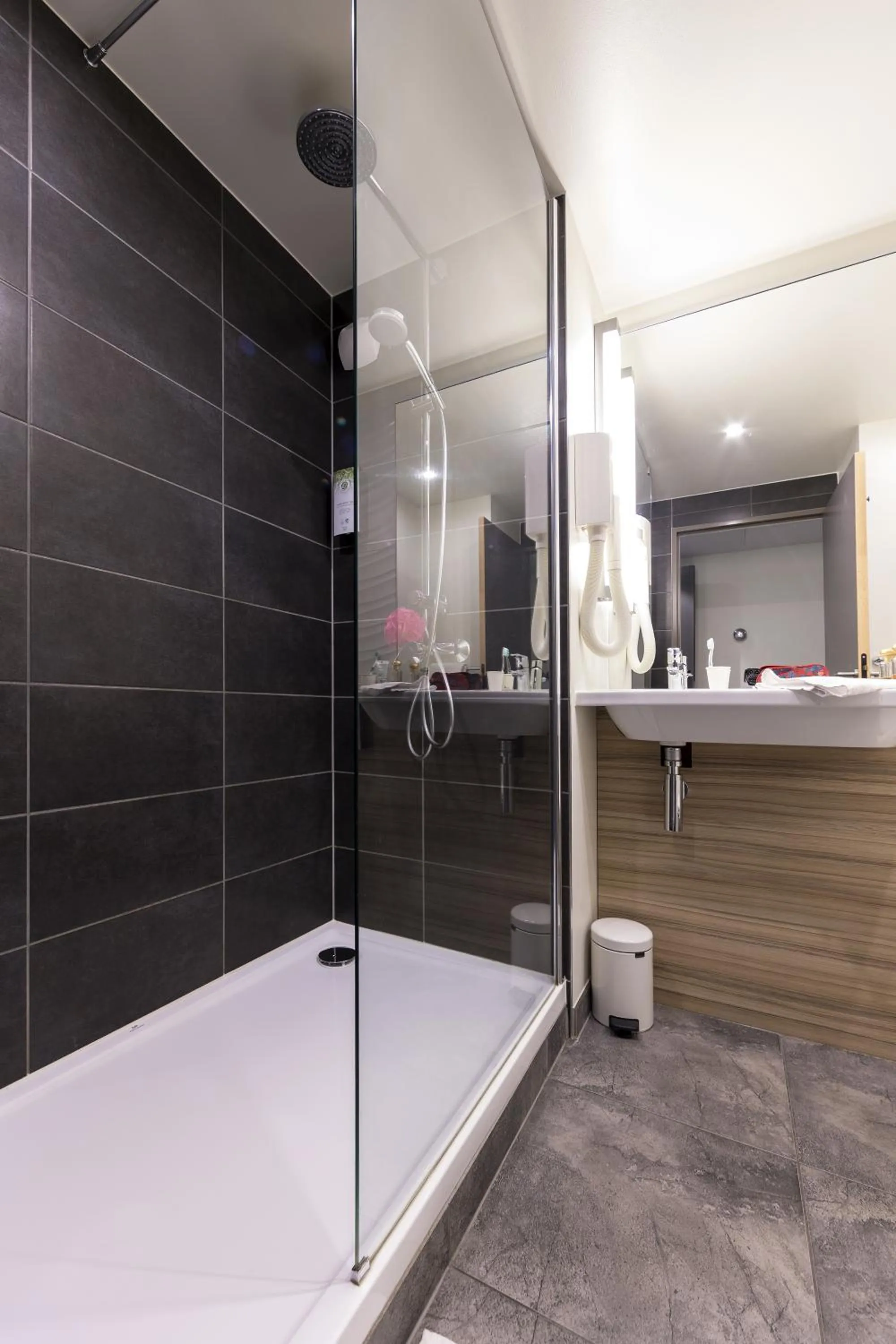 Shower in Campanile Le Mans Centre - Gare