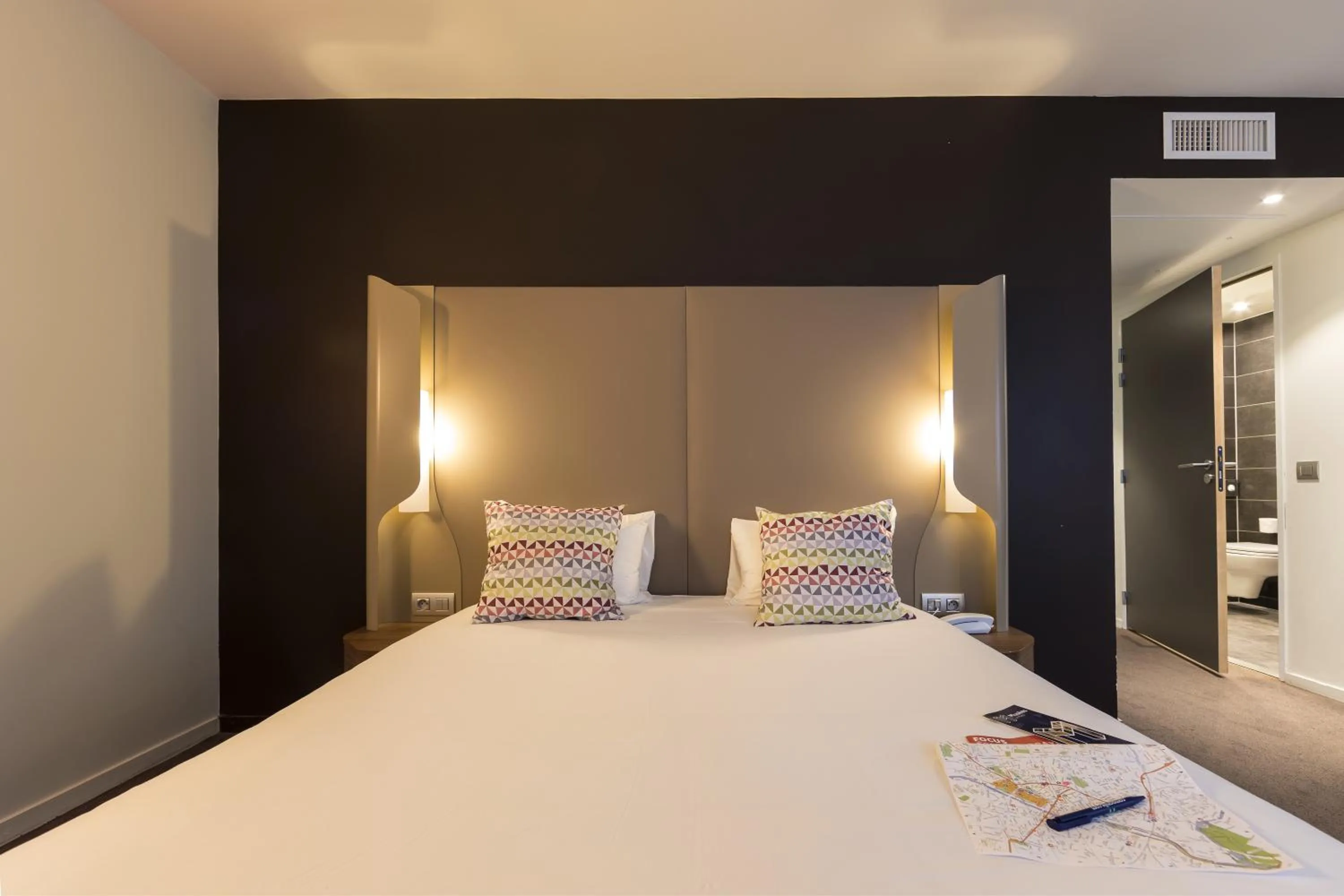 Toilet, Bed in Campanile Le Mans Centre - Gare