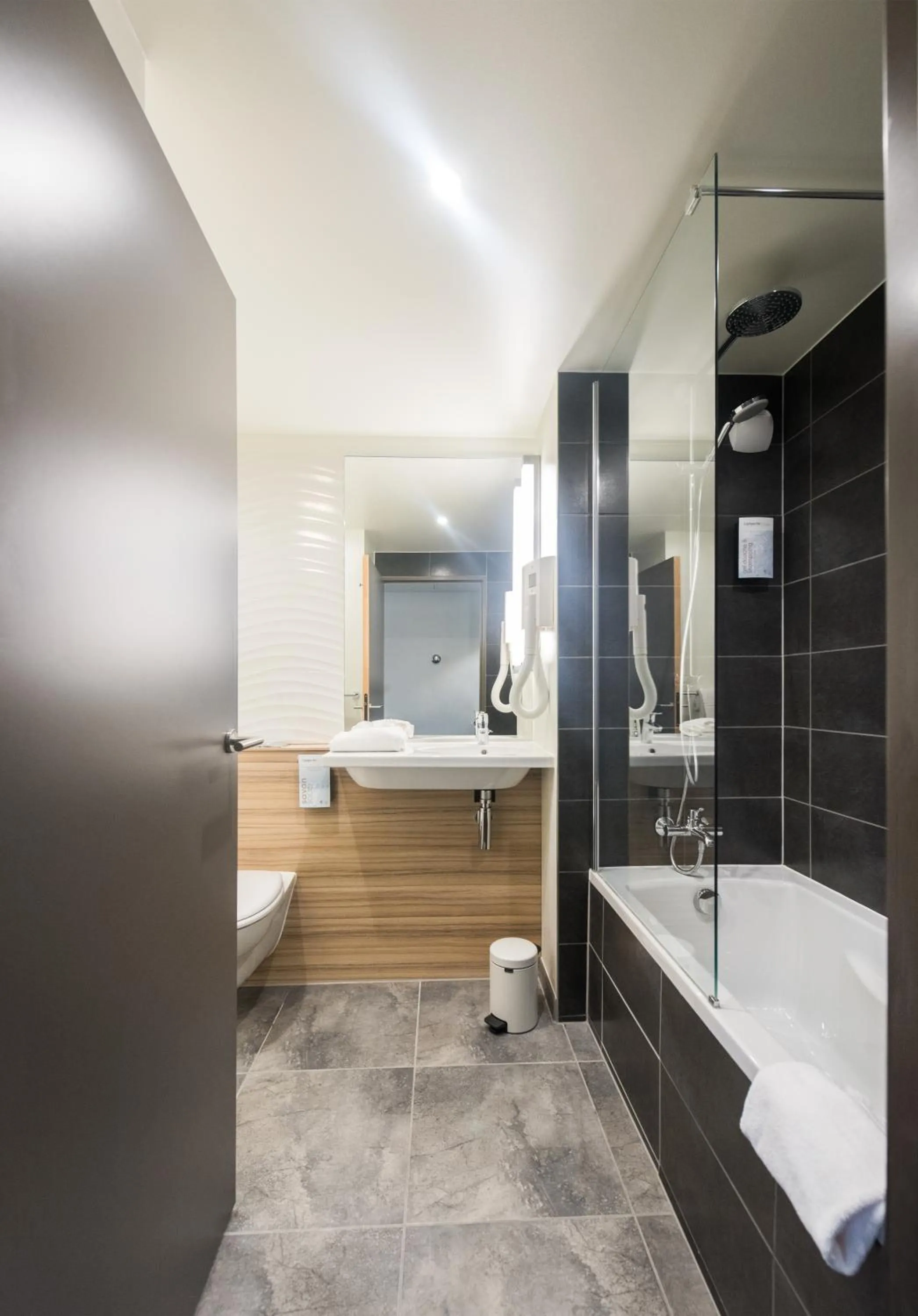 Toilet in Campanile Le Mans Centre - Gare