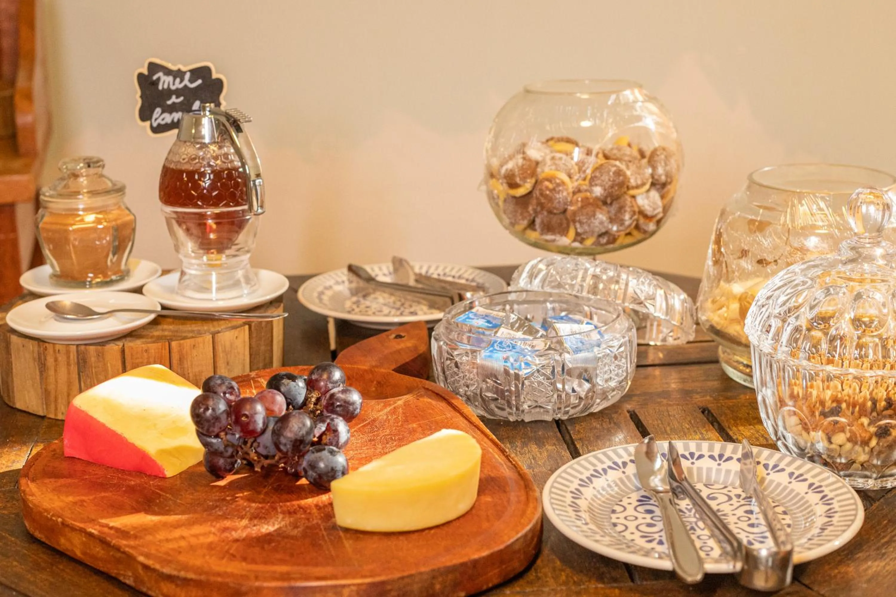 Buffet breakfast in Pousada Vila do Dengo