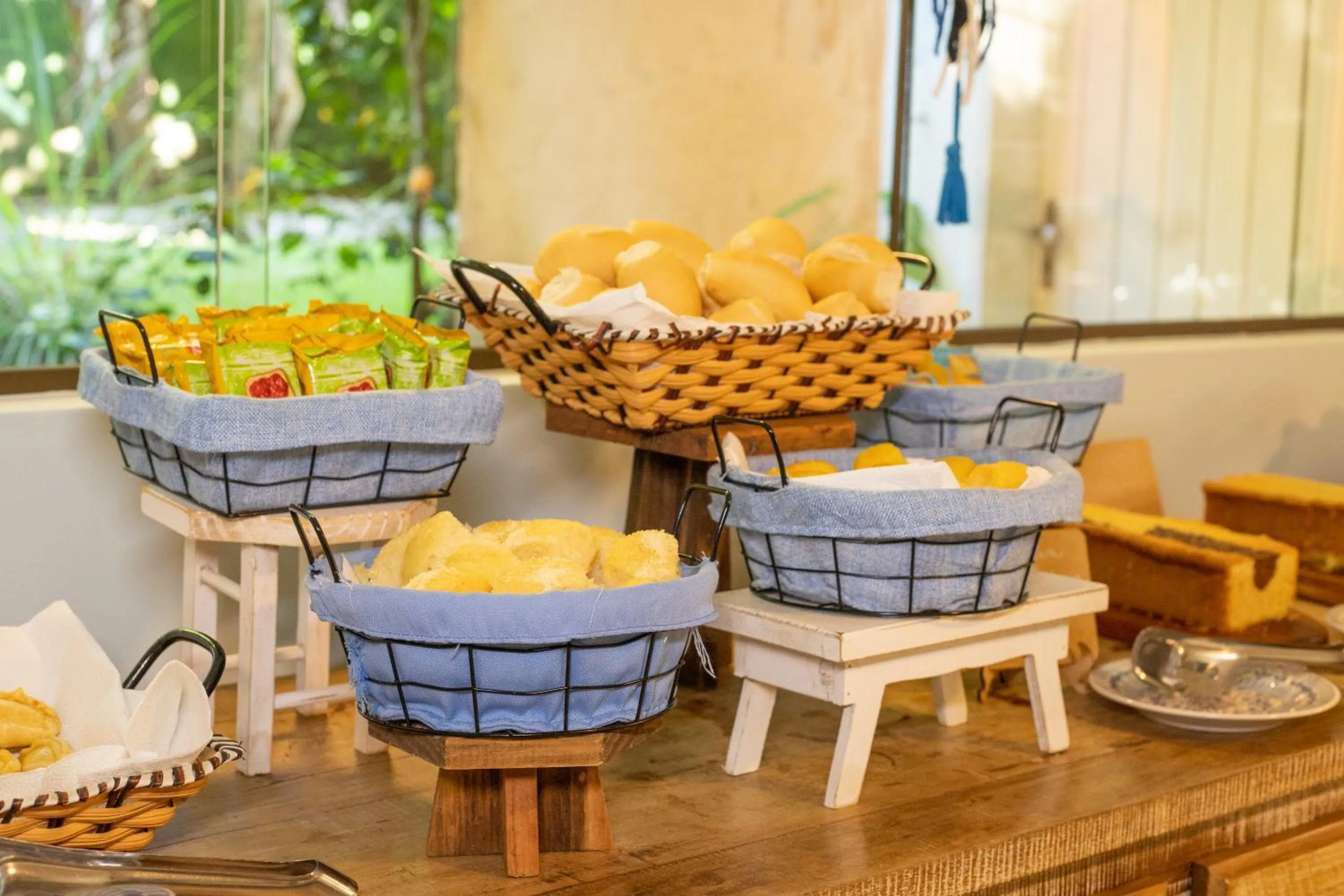 Buffet breakfast in Pousada Vila do Dengo