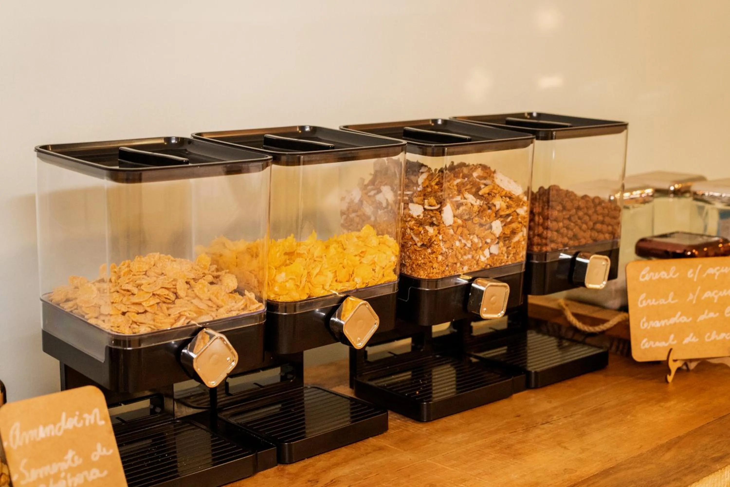 Buffet breakfast in Pousada Vila do Dengo