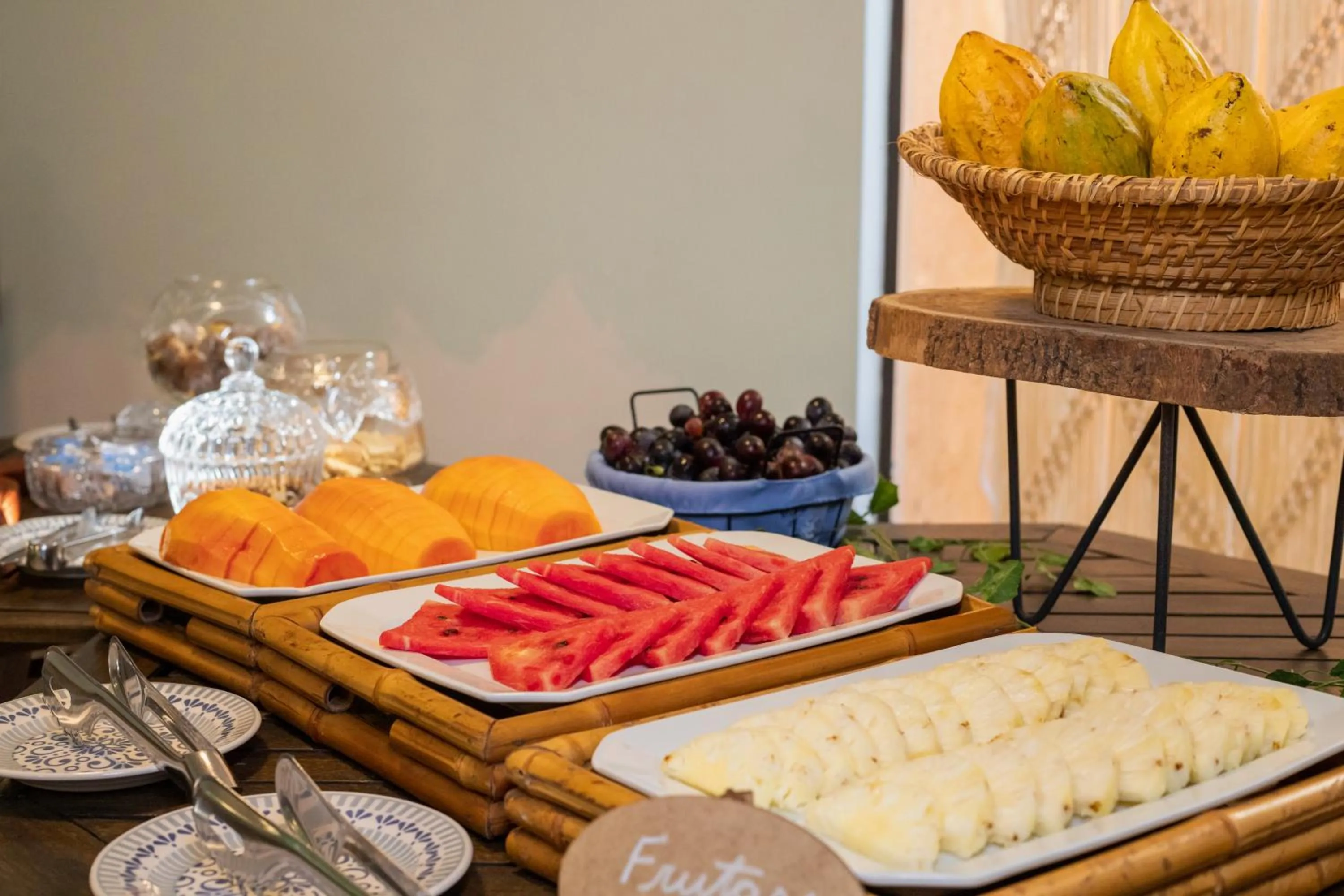 Buffet breakfast in Pousada Vila do Dengo