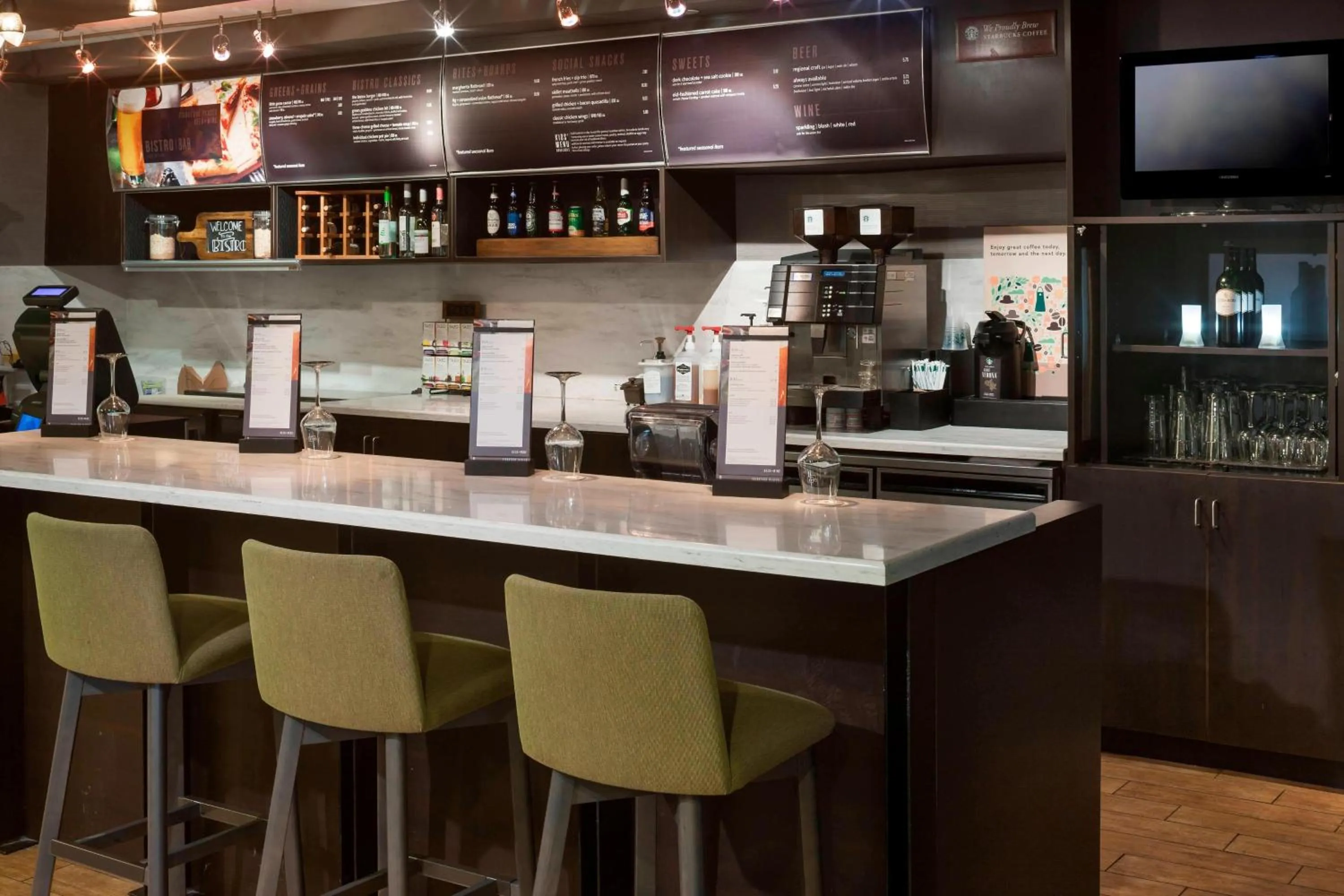 Lounge or bar in Courtyard by Marriott Pensacola