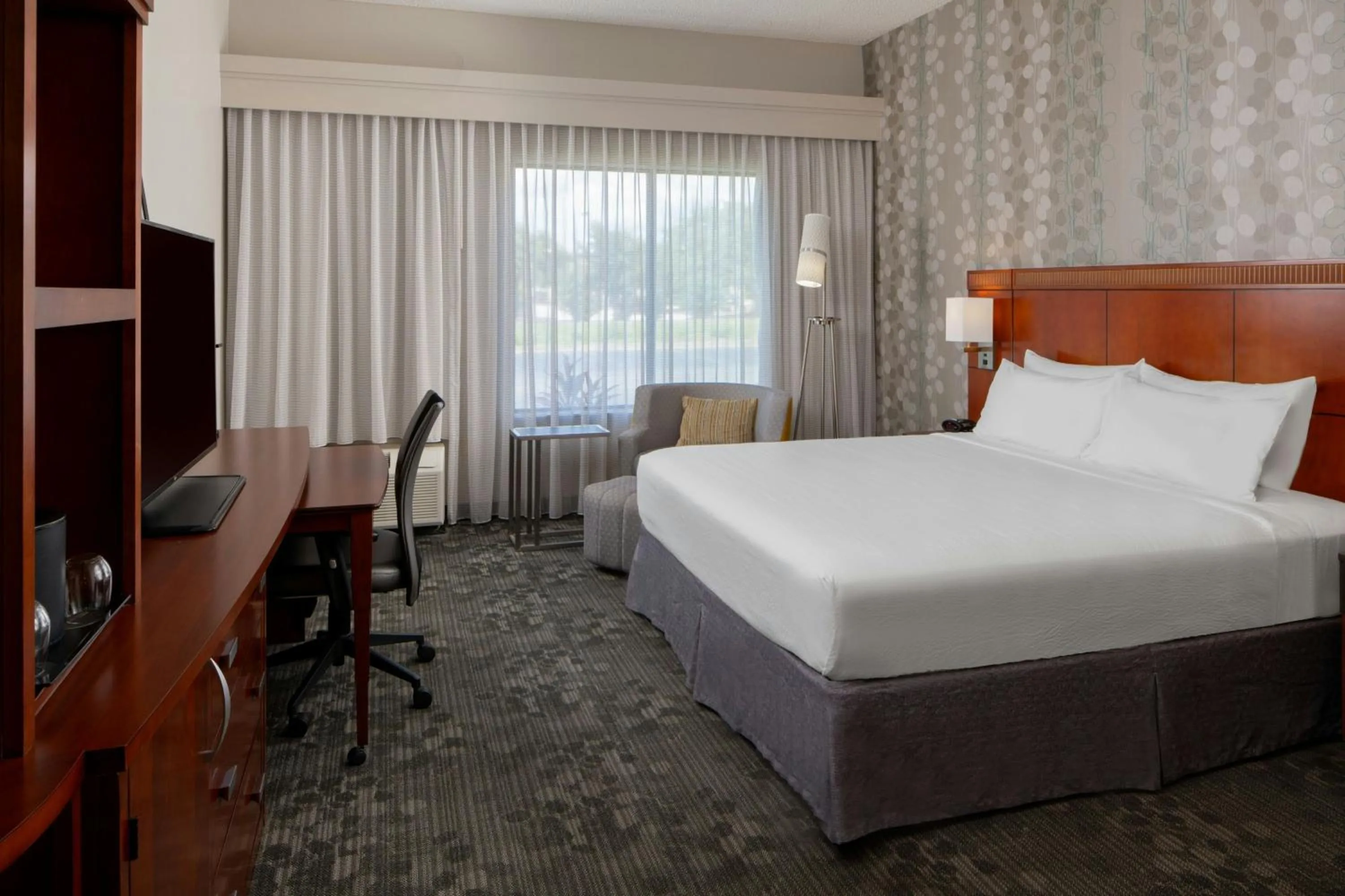 Photo of the whole room, Bed in Courtyard Gulf Shores Craft Farms