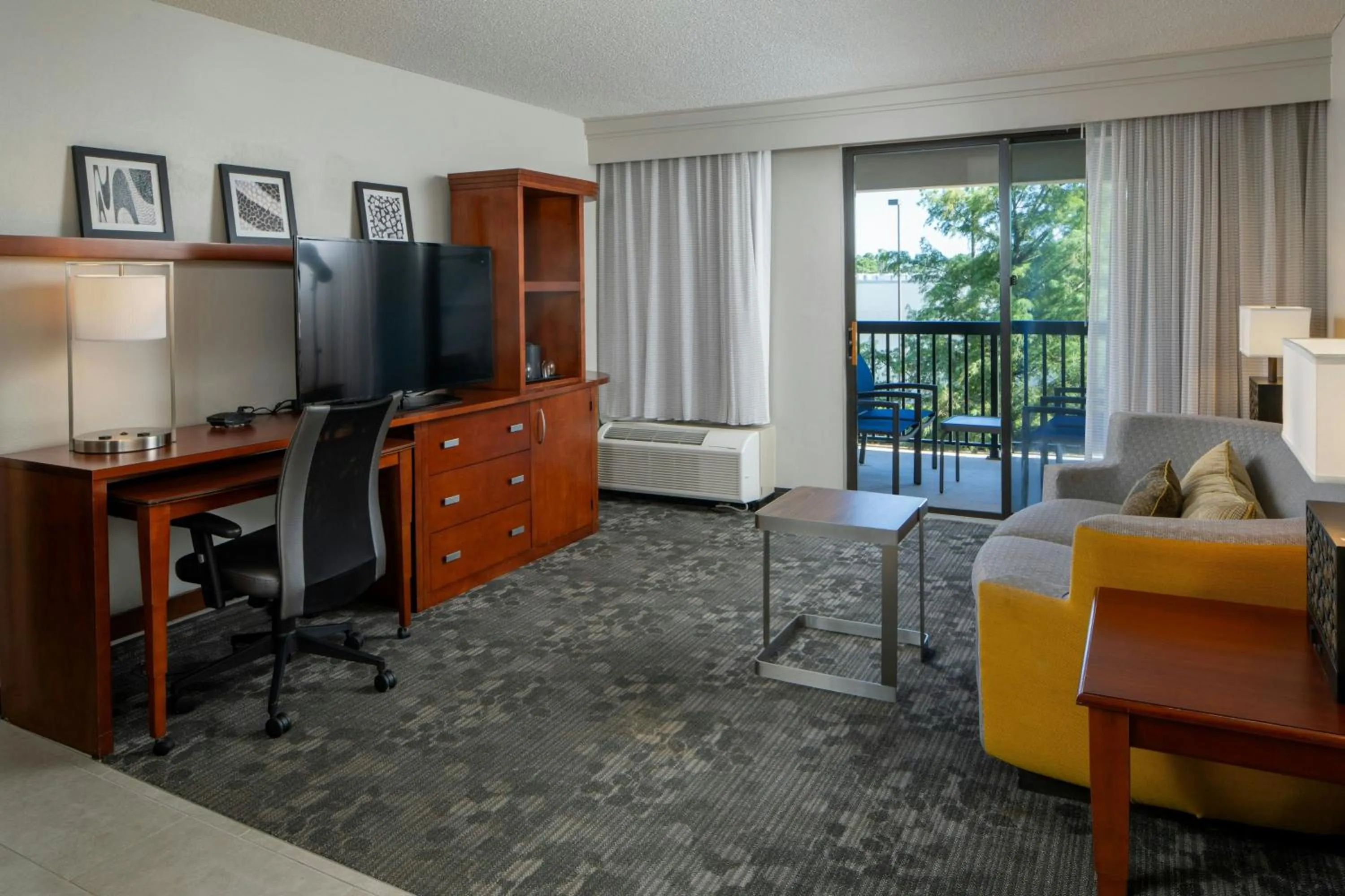 Photo of the whole room in Courtyard Gulf Shores Craft Farms