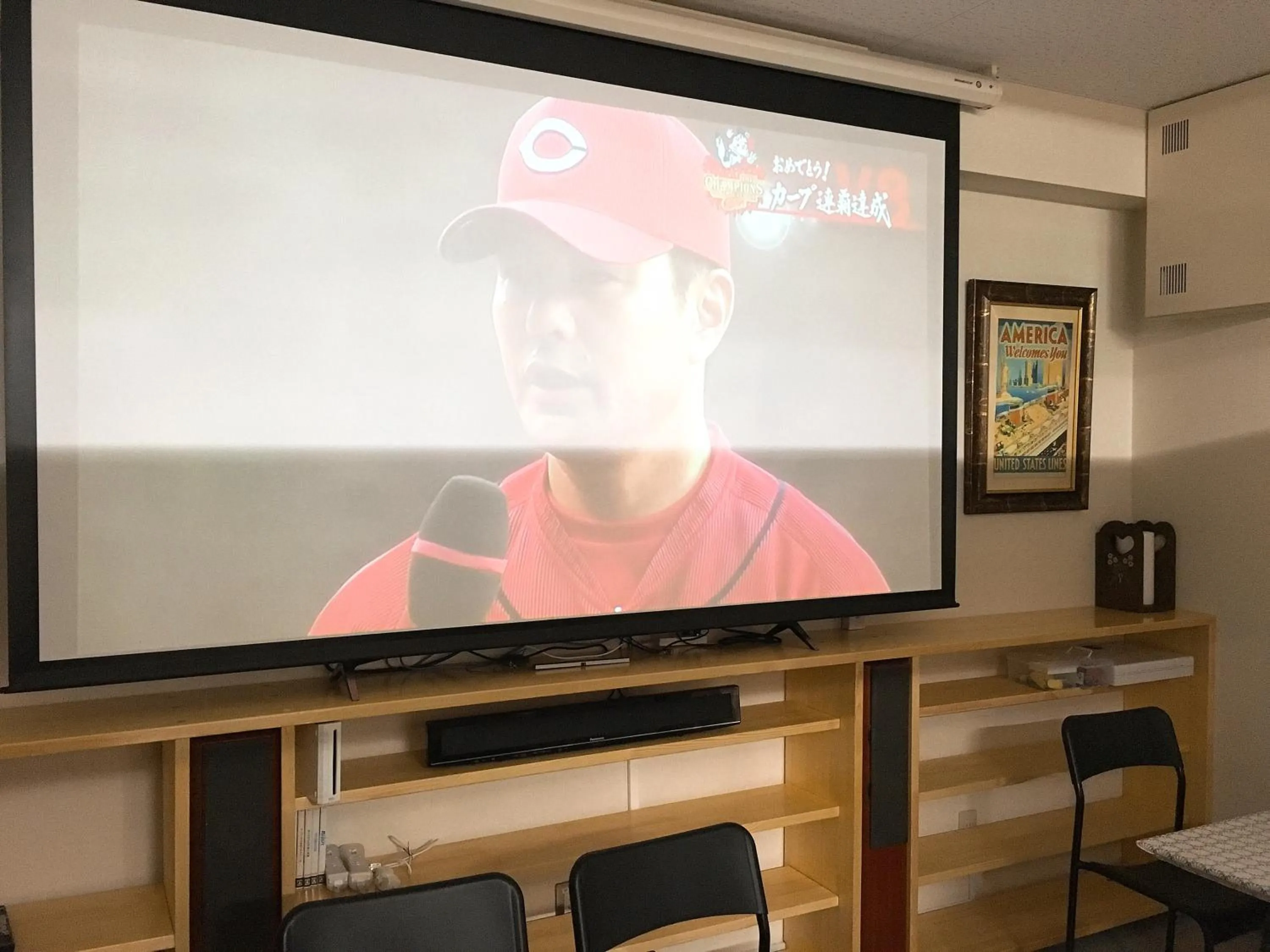 Communal lounge/ TV room in Hostel Mallika