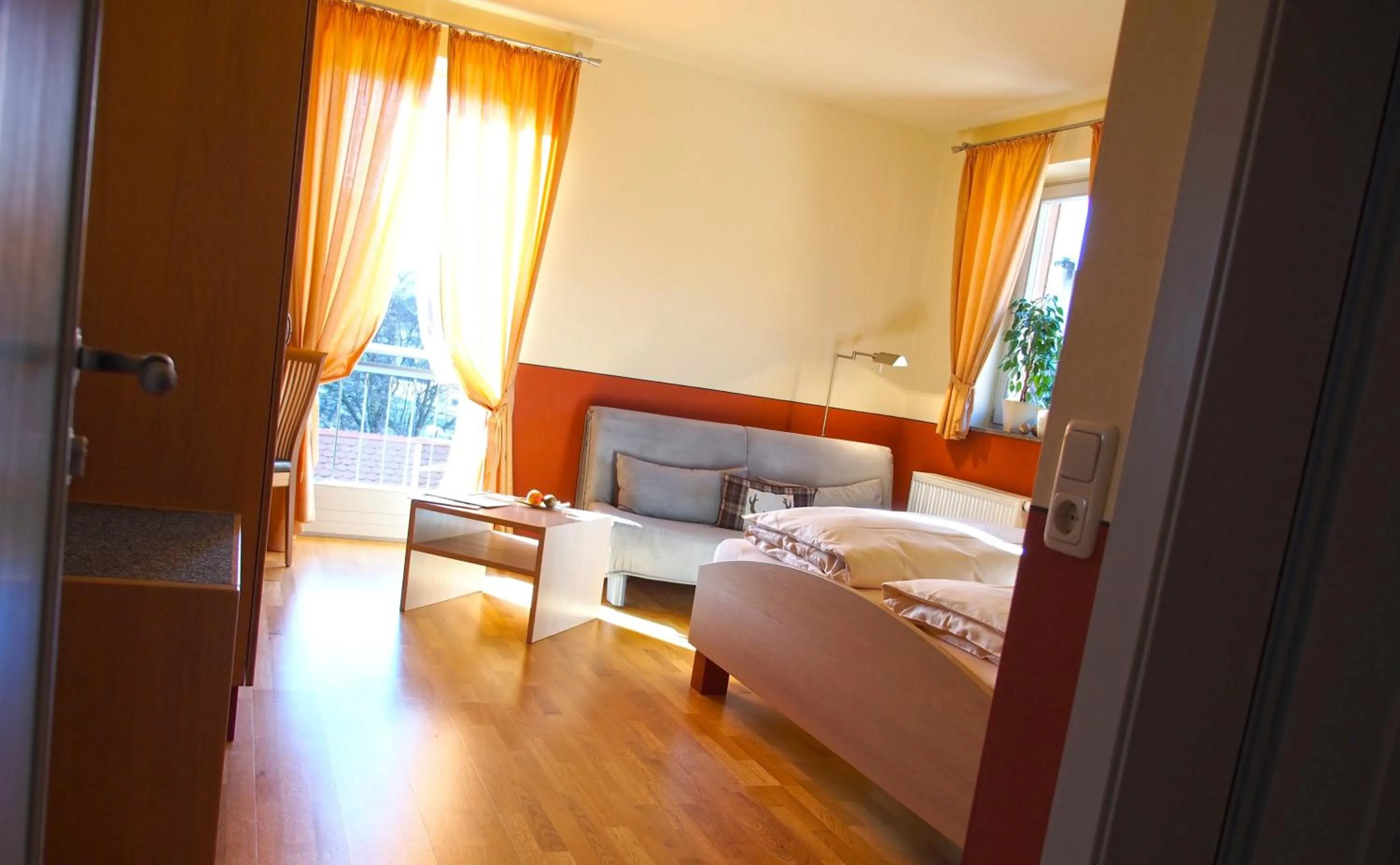 Photo of the whole room, Bed in Rotes Ross Marktbergel